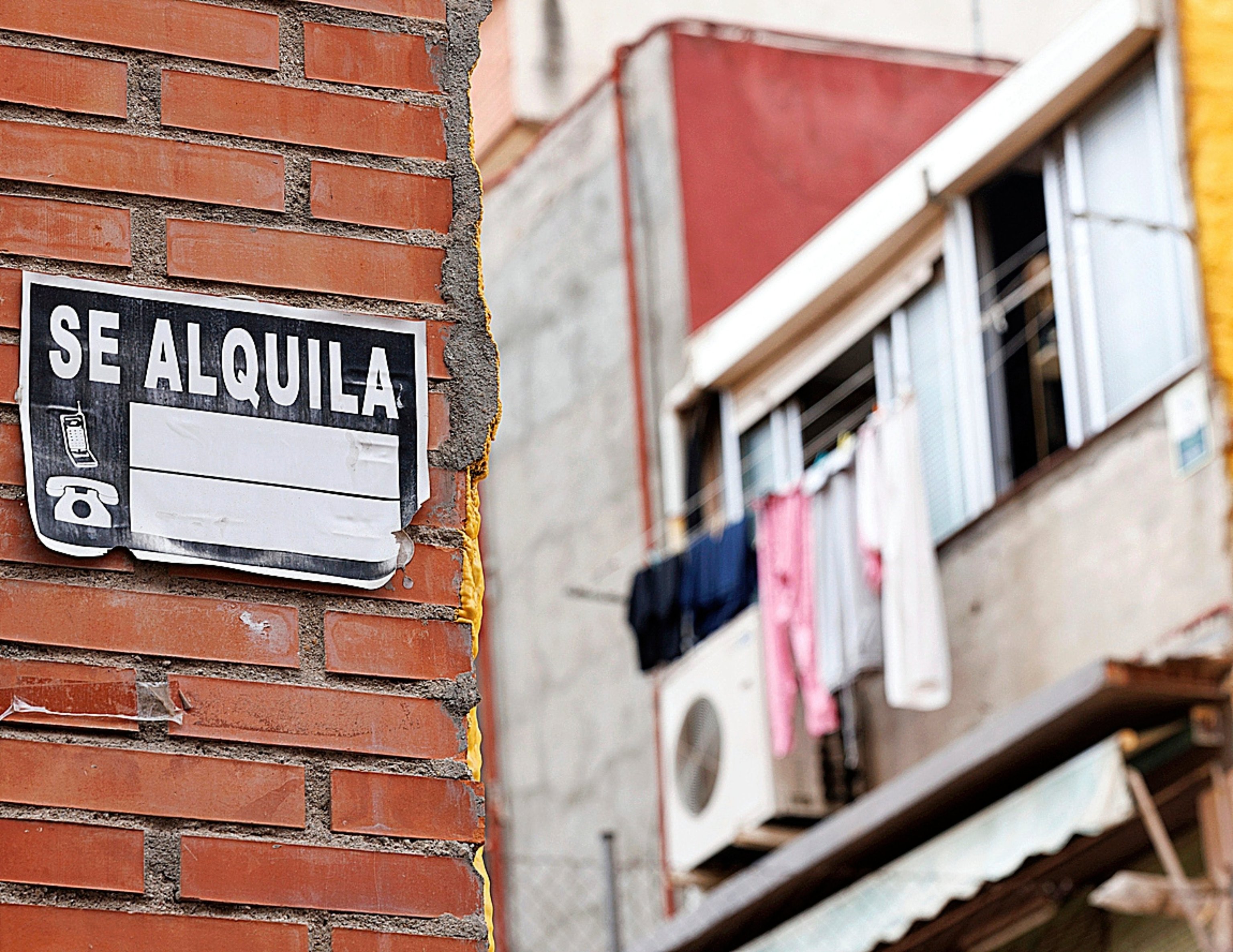 Los alquileres crecen siete veces más que los salarios y empujan al 66 de las familias al sobreendeudamiento El encarecimiento de la vivienda obliga a mudarse a una vivienda más pequeña y económica (16,3), compartir piso (12,7) o trasladarse a las afueras Leer