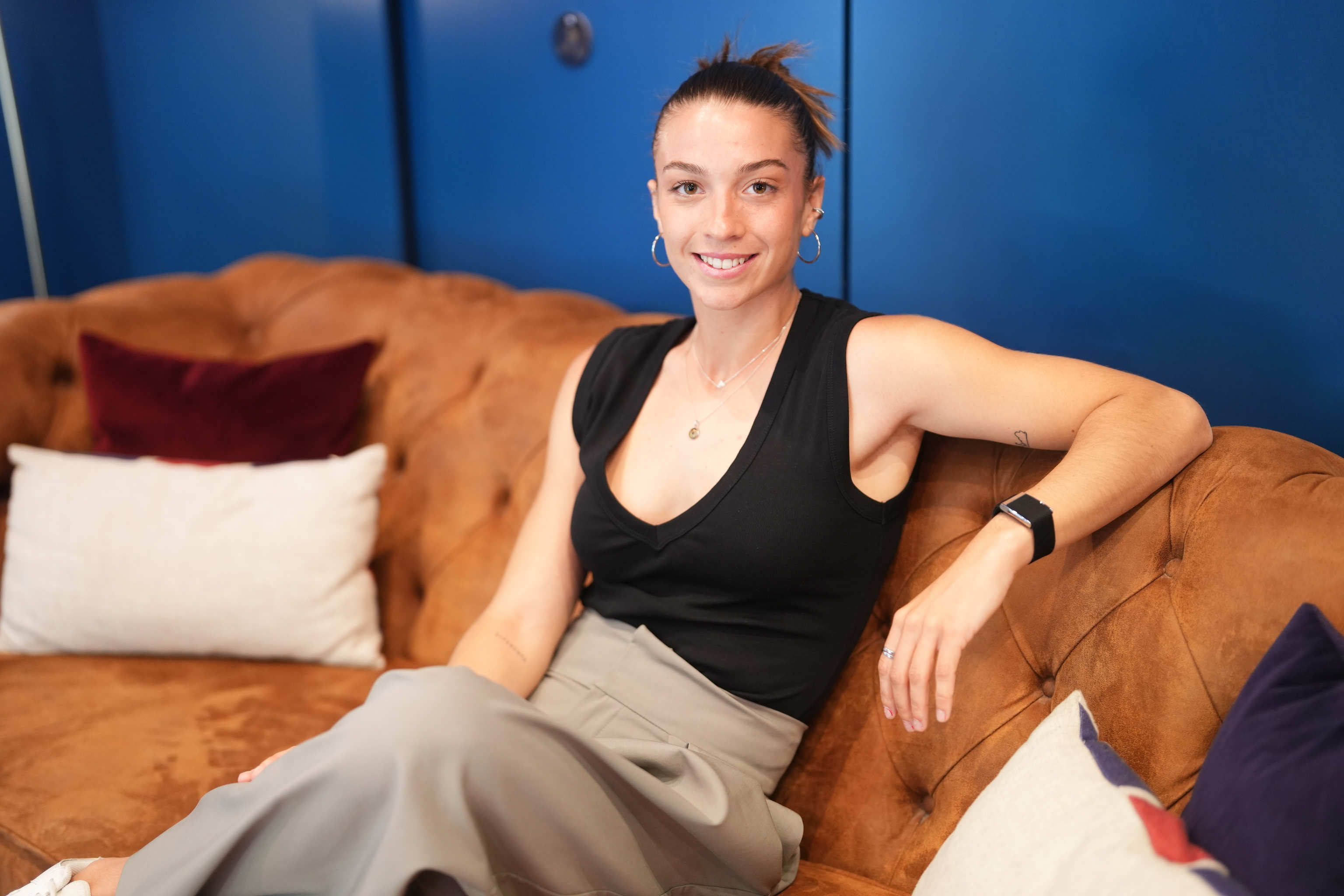 Silvia Lloris, futbolista del Atlético de Madrid: "Me fui de casa con 16 años y no se lo recomiendo a nadie" Aprendió a crecer profesionalmente lejos de todo lo conocido. Pero terminó conociéndose para poder ser ella misma. La jugadora habla de identidad, presión, autoestima y una rutina en torno al alto rendimiento. Leer