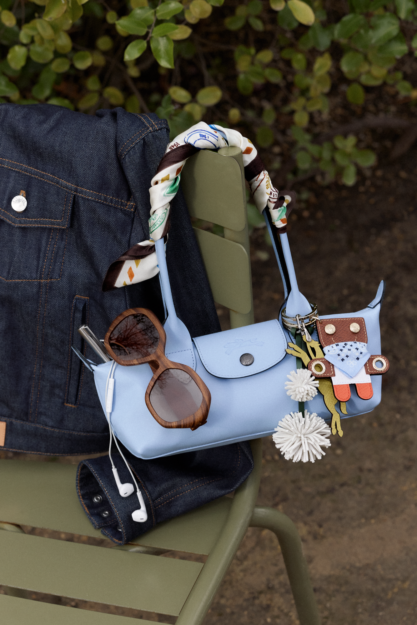 Le Pliage, el bolso que llevan de Beyoncé a Kendall Jenner, que ha conquistado a las pijas y del que se han vendido 30 millones De práctico, plegable y barato a icono de moda para la Gen Z: así es Le Pliage, el bolso más vendido de la historia que no pretende hacerte parecer más rica, sino hacerte la vida más fácil. Leer
