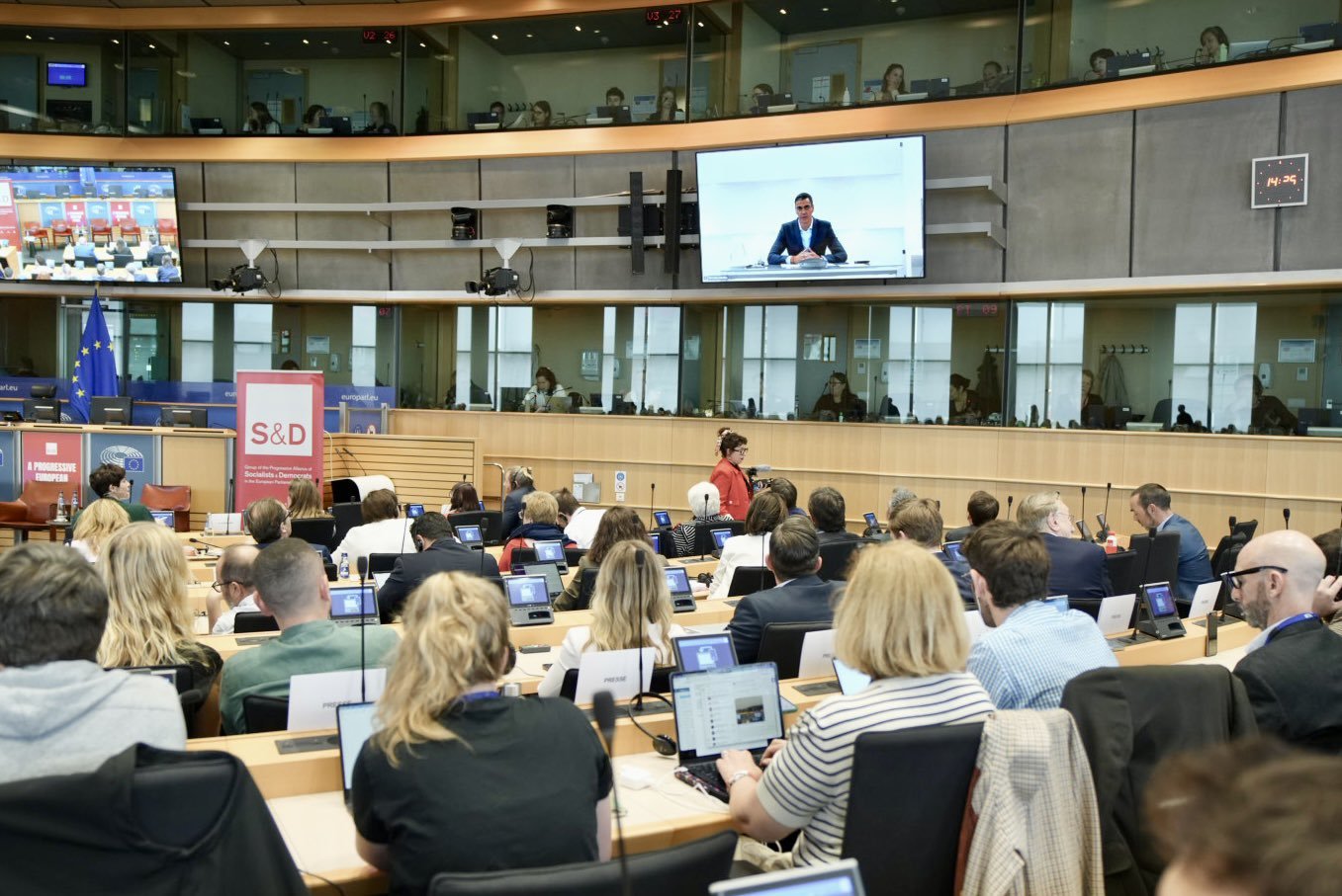 Sánchez se presenta en Bruselas como el garante de la democracia y la "confianza en el futuro" en plena ola de casos de corrupción El presidente del Gobierno ha sido la estrella de la jornada que los socialistas europeo han organizado en el Parlamento y en la que todos estaban esperando su intervención. Y él lo sabía, claro Leer
