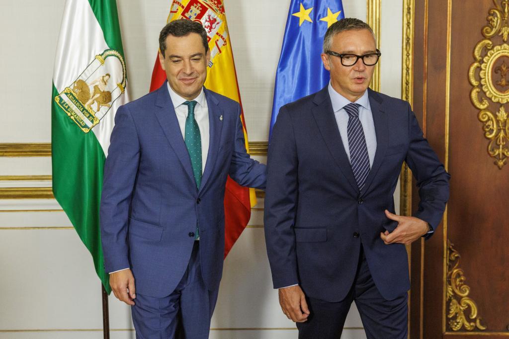 Juanma Moreno se sienta con Vox 22 días después de las elecciones del 17 de mayo para negociar un pacto de investidura El PP informa de que la reunión se ha celebrado en un ambiente "cordial" y las partes se han emplazado a próximos encuentros Leer