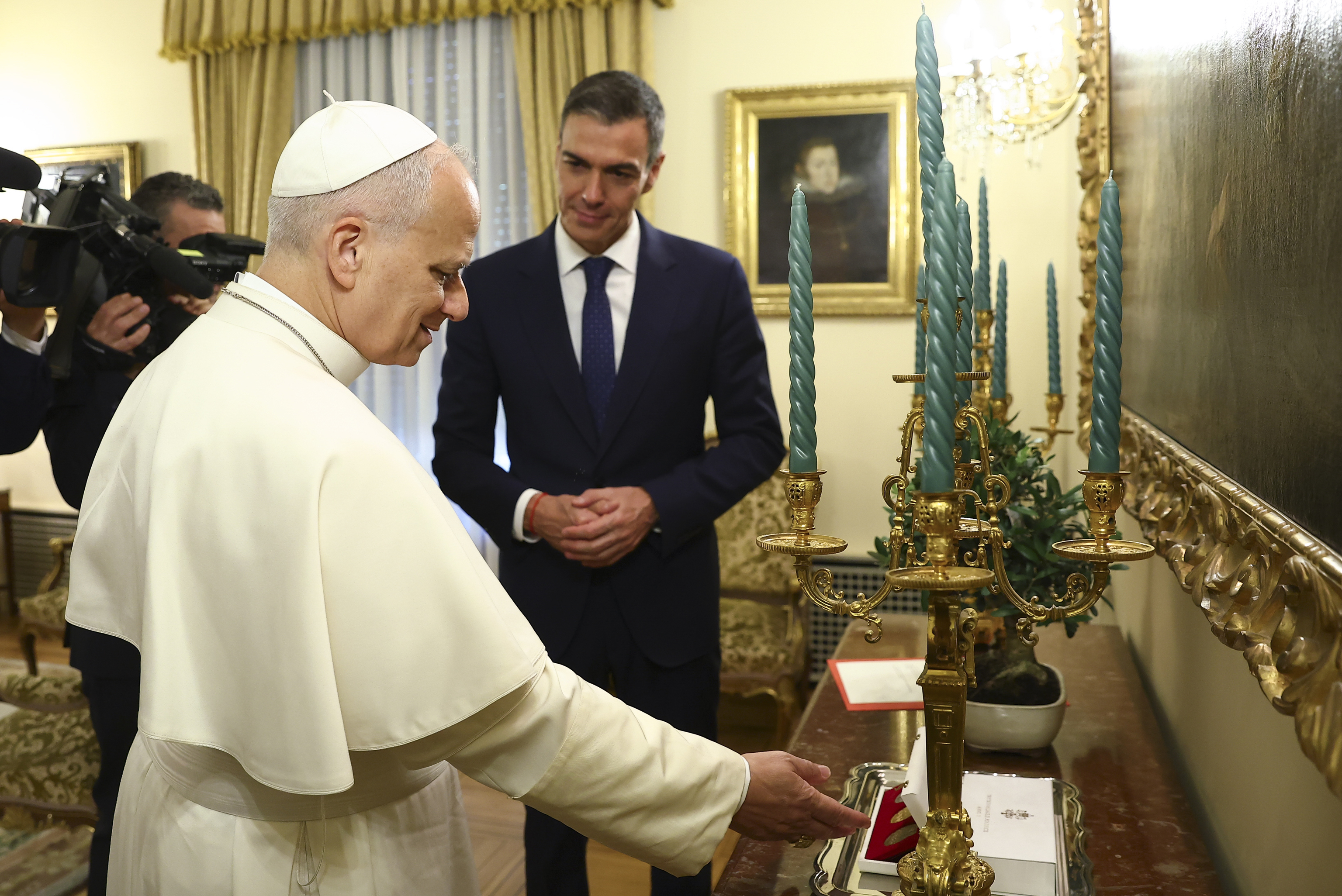 Sánchez aprovecha la visita del Papa para relanzar a Ángel Víctor Torres en Canarias: presidirá seis actos  por delante de Clavijo Delega en el líder socialista canario la representación del Estado, mientras Illa sí preside la llegada de León XIV a Barcelona Leer