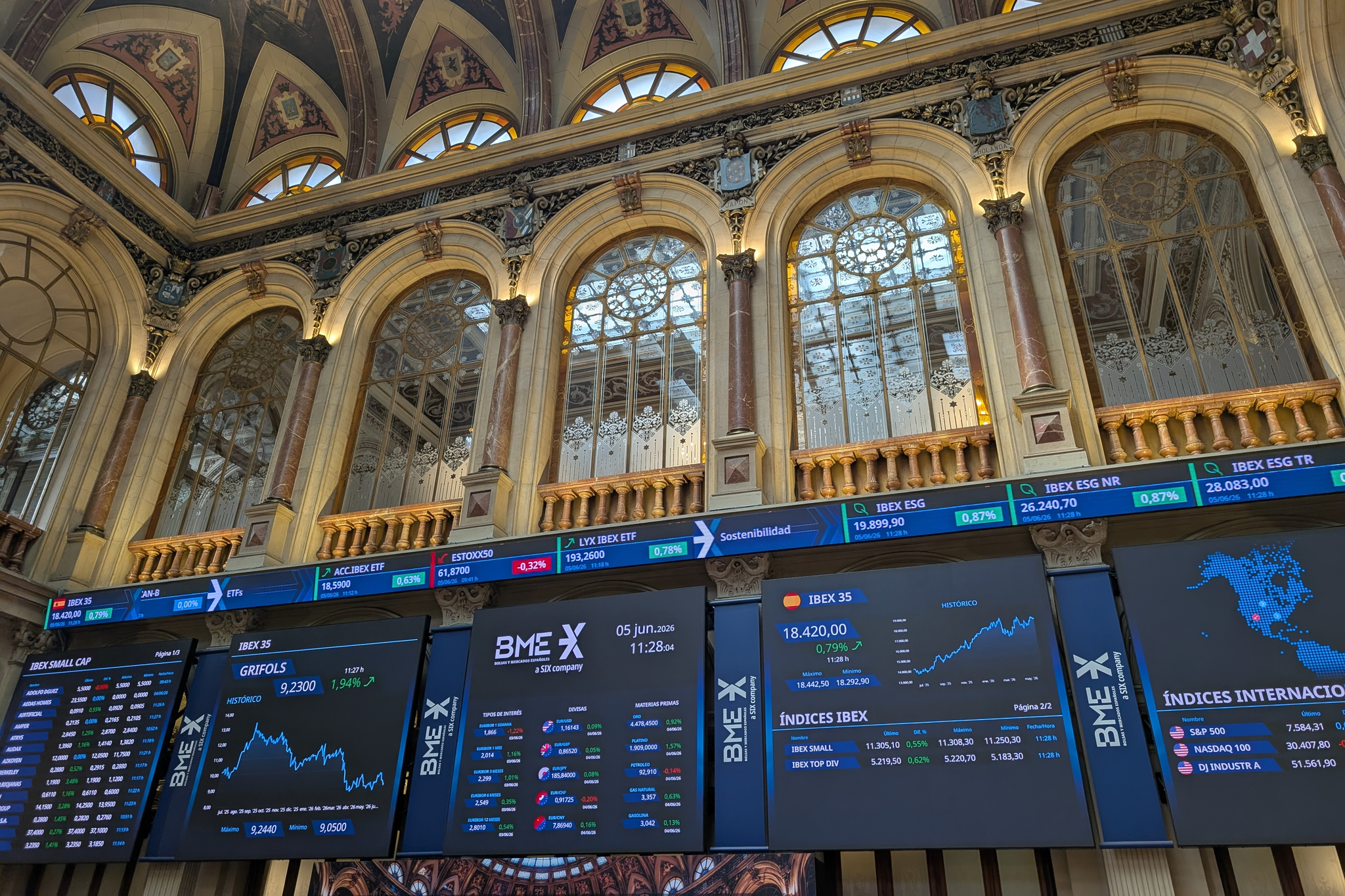 El Ibex gira a la baja al cierre arrastrado por Wall Street y pierde los 18.200 puntos La tregua entre Irán e Israel apacigua de nuevo el precio del petróleo, y relaja unos mercados pendientes ya de citas como el IPC de EEUU de mañana y el BCE del jueves. El Ibex apunta a una consolidación de niveles. Leer