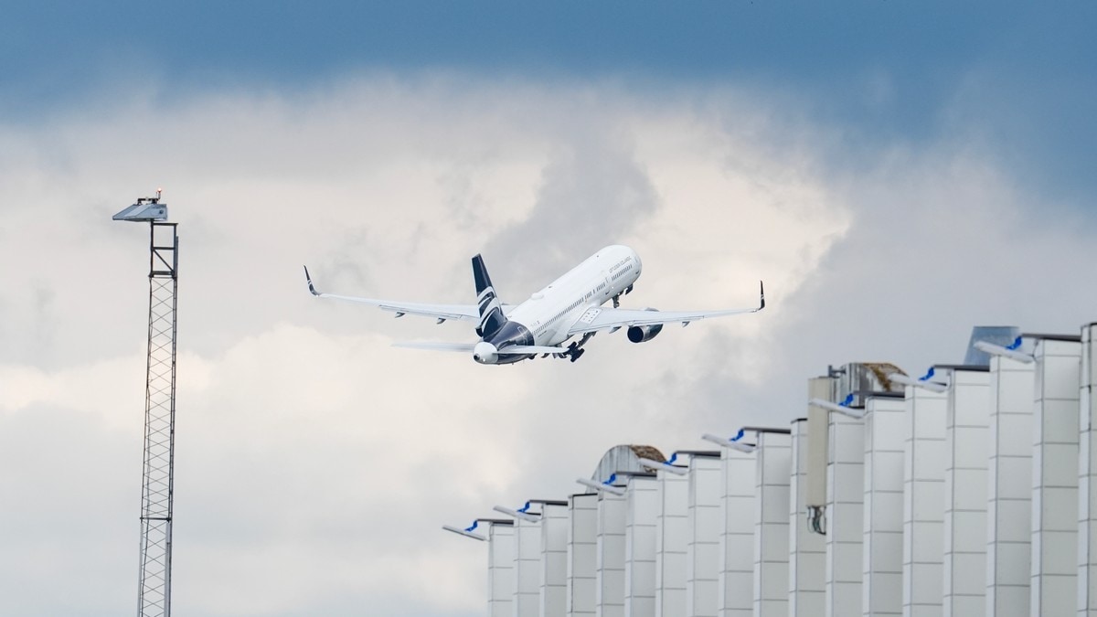 Streik ved norske flyplasser avverget Det blir ingen streik ved norske flyplasser fra tirsdag morgen.
NHO Luftfart og Fellesforbundet kom til enighet fem timer etter at meklingsfristen gikk ut ved midatt, opplyser Fellesforbundet i en pressemelding.
– Det har vært en krevende mekling, men vi har fått et balansert resultat som gir medlemmene økt kjøpekraft, forskuttering av sykepenger og en kompetanse- og kompensasjonsmodel som legger til rette for en positiv utvikling av bransjen, sier Dag-Einar Sivertsen, forhandlingsleder i Fellesforbundet.
306 ansatte sto i fare for å bli tatt ut i streik ved flyplassene Gardermoen, Værnes og Flesland.
