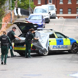 Huiveringwekkende mesaanval in Belfast schokt Verenigd Koninkrijk, politie roept op tot kalmte na oproepen tot protest