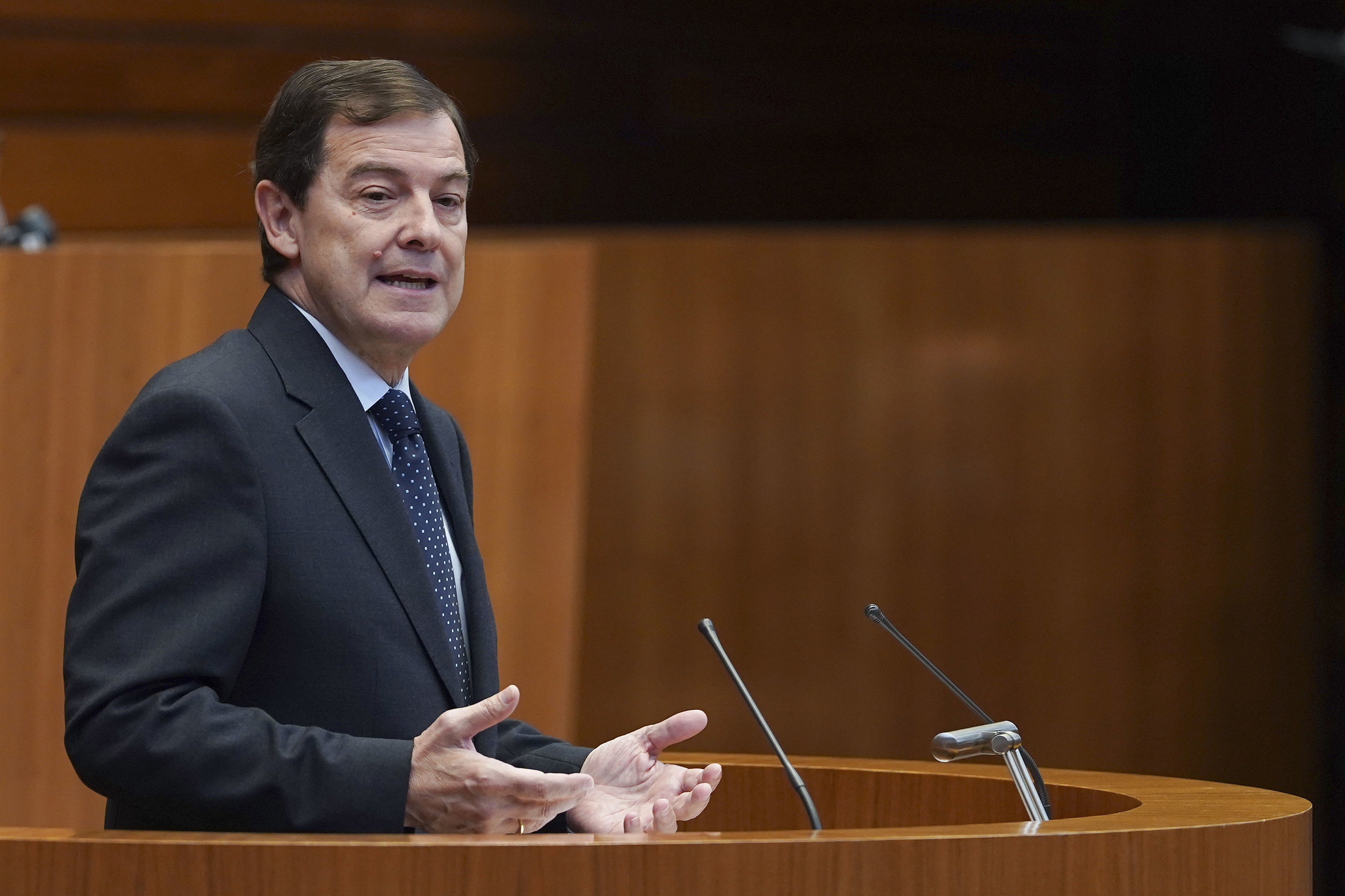 Mañueco es investido presidente de Castilla y León de la mano de Vox e inicia su tercer mandato con la mayoría más holgada El popular hace suya la "prioridad nacional" del partido de derecha dura con una llamada a "prescindir de las demagogias interesadas" Leer