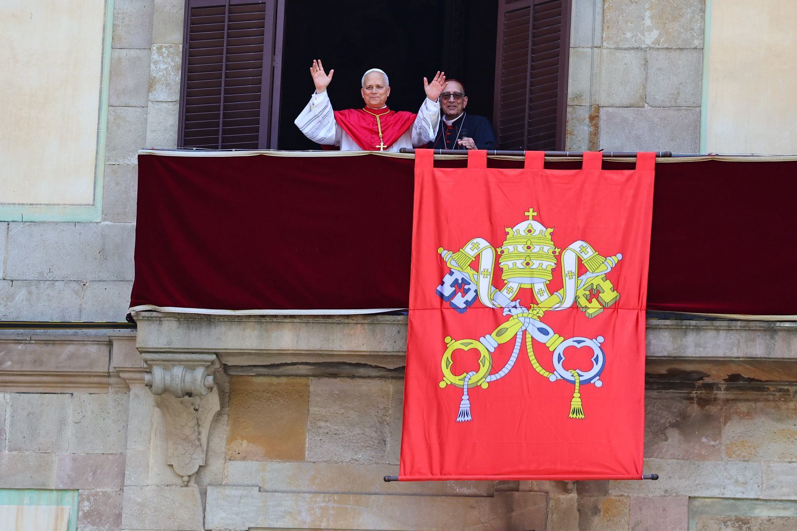 Expectación, fracaso del llamamiento independentista y mucha alegría entre el público en la primera toma de contacto del Papa: "Es un momento único" León XIV ha saludo a saludar hasta en dos ocasiones -la última sorpresa- a la gente congregada en la plaza, unas 6.000 personas según la Guardia Urbana. Muchos jóvenes con banderas y pancartas del Vaticano y ni rastro de polémica Leer