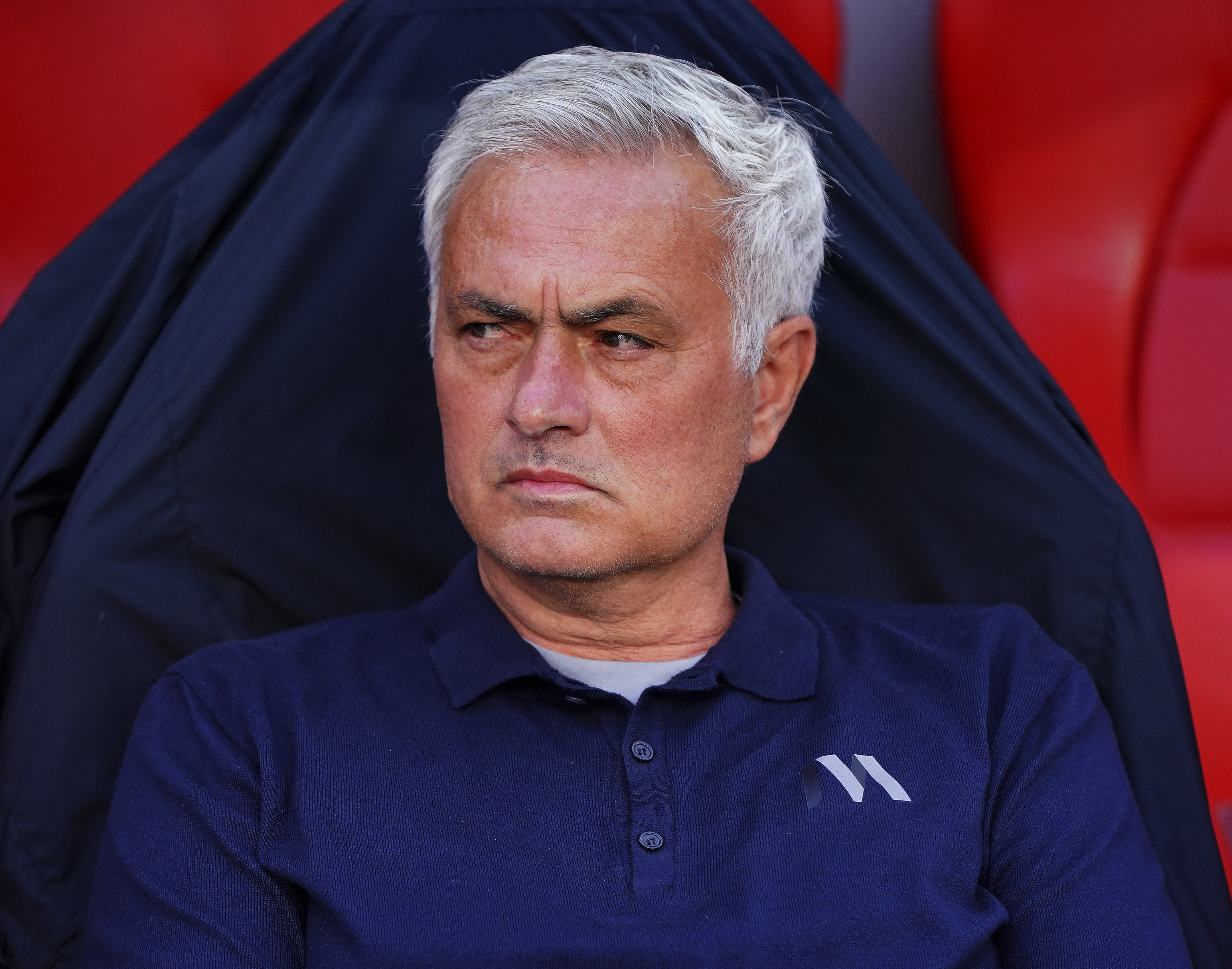 Mourinho ya es entrenador del Madrid: 15 millones, reuniones e incertidumbre en el vestuario por el mercado El luso aterrizó en la capital el martes por la tarde y prepara ya la pretemporada madridista después del anuncio oficial del Benfica. Se reunió en un hotel del centro con Mendes, José Ángel Sánchez y Juni Calafat. Leer