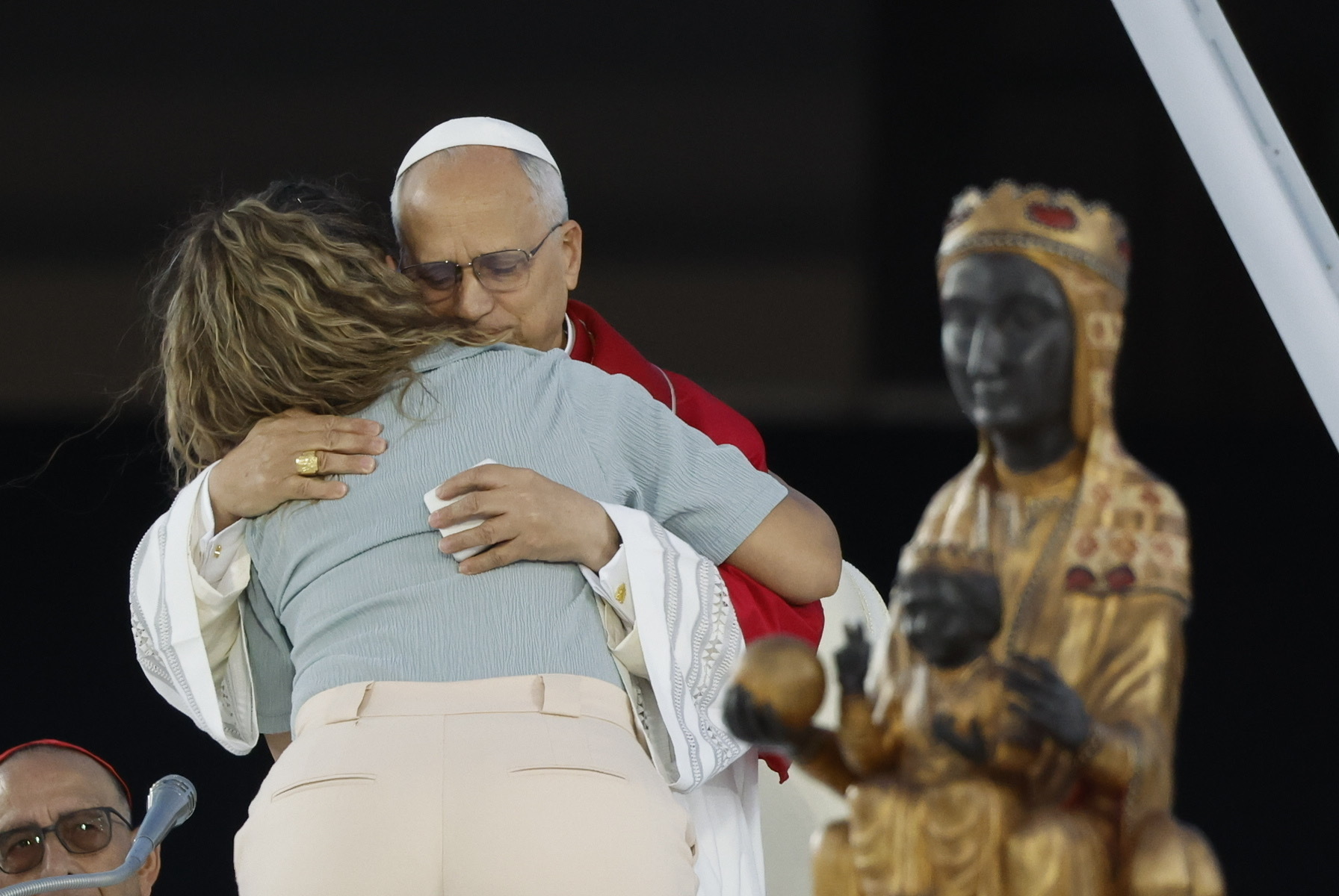 El Papa consuela a los más frágiles en Montjuic, habla del suicidio y los feminicidios: "No debemos espiritualizar el dolor, Dios no quiere sufrimiento" El Santo Padre pide a los jóvenes que se refugien en el Evangelio, pero también, habla del suicidio y la violencia contra las mujeres Leer