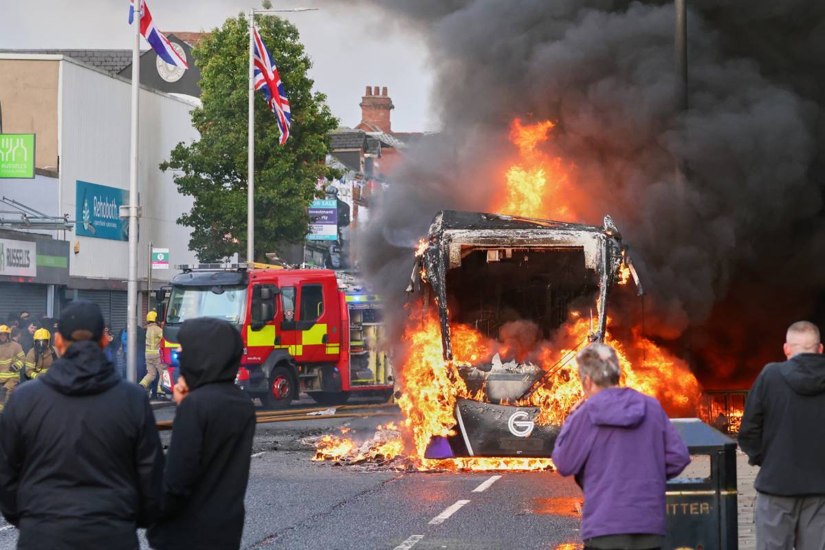 Cientos de manifestantes incendian vehículos y bloquean calles tras un apuñalamiento en Belfast La policía norirlandesa y las autoridades británicas han apelado en repetidas ocasiones a la calma Leer