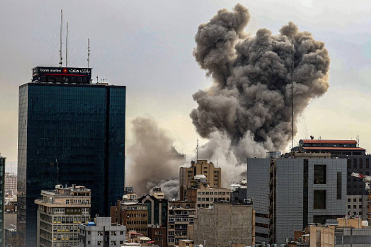 Estados Unidos bombardea Irán de nuevo como represalia por el derribo de uno de sus helicópteros Trump había adelantado por la mañana que debía "necesariamente responder a este ataque", pero quitando importancia a lo ocurrido e insistiendo en que un acuerdo de paz está cerca Leer