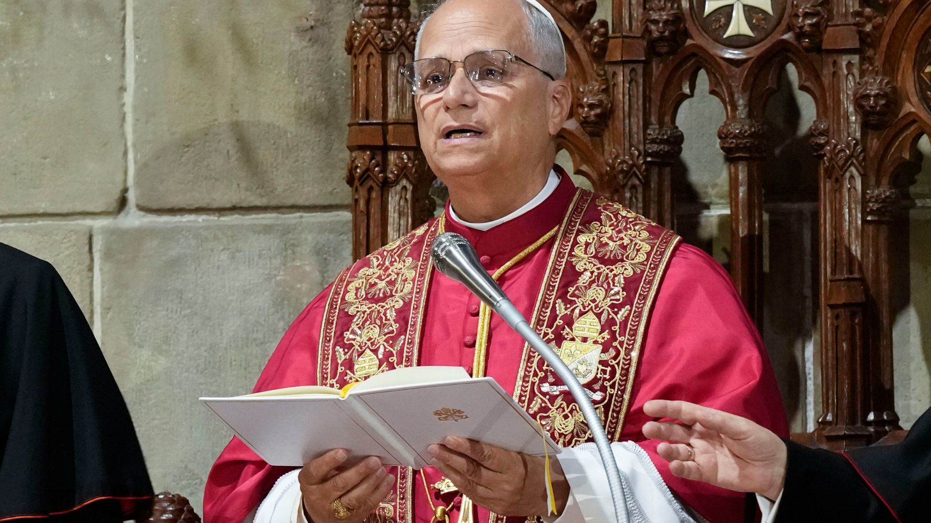 León XIV apela al "reencuentro" en catalán y castellano desde la Catedral de Barcelona "Que nada destruya la unidad", destaca el pontífice en su homilía, que apela a la "fraternidad" y a la "acogida" en todos los ámbitos de la vida. Vuelve a clamar contra la polarización y apela a la paz ante un "mundo desgarrada". Leer