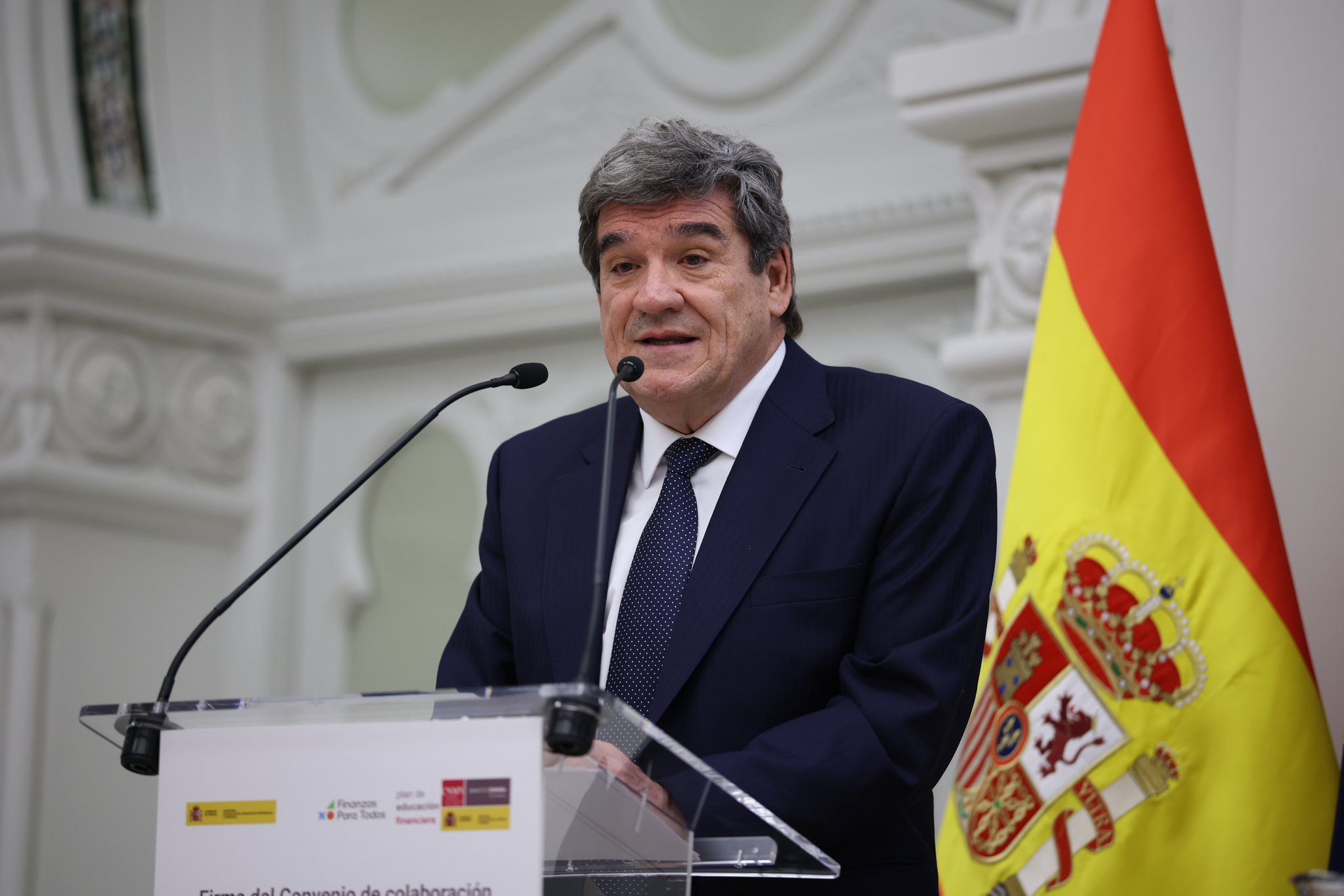 El Banco de España abre una consulta para reducir la carga de información que las entidades deben reportarle El Banco de España avanza en su compromiso de reducir la carga de información que las entidades financieras deben remitirle. A este respecto, el organismo pilotado por José Luis Escrivá ha sacado este martes a consulta pública dos proyectos de circular con el objetivo de simplificar la actividad de reporting de los bancos. El plazo para enviar comentarios a ambos proyectos termina el 29 de junio. Leer