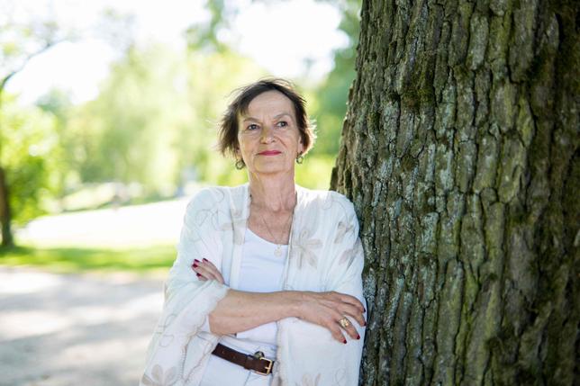 En Allemagne, laffaire Claudia Wuttke relance les débats sur la prescription des viols Lécrivaine Claudia Wuttke accuse son ex-époux de lavoir droguée et violée devant une caméra de manière répétée pendant plus de quinze ans. Laffaire, qui se retrouve devant les tribunaux lundi 15 juin, rappelle lhistoire tragique de Gisèle Pelicot, estime la presse doutre-Rhin. Mais le procès lui-même est dune ampleur moindre que celui des viols de Mazan. Et pour cause : seuls deux des 67 viols répertoriés ne tombent pas sous le coup de la prescription.