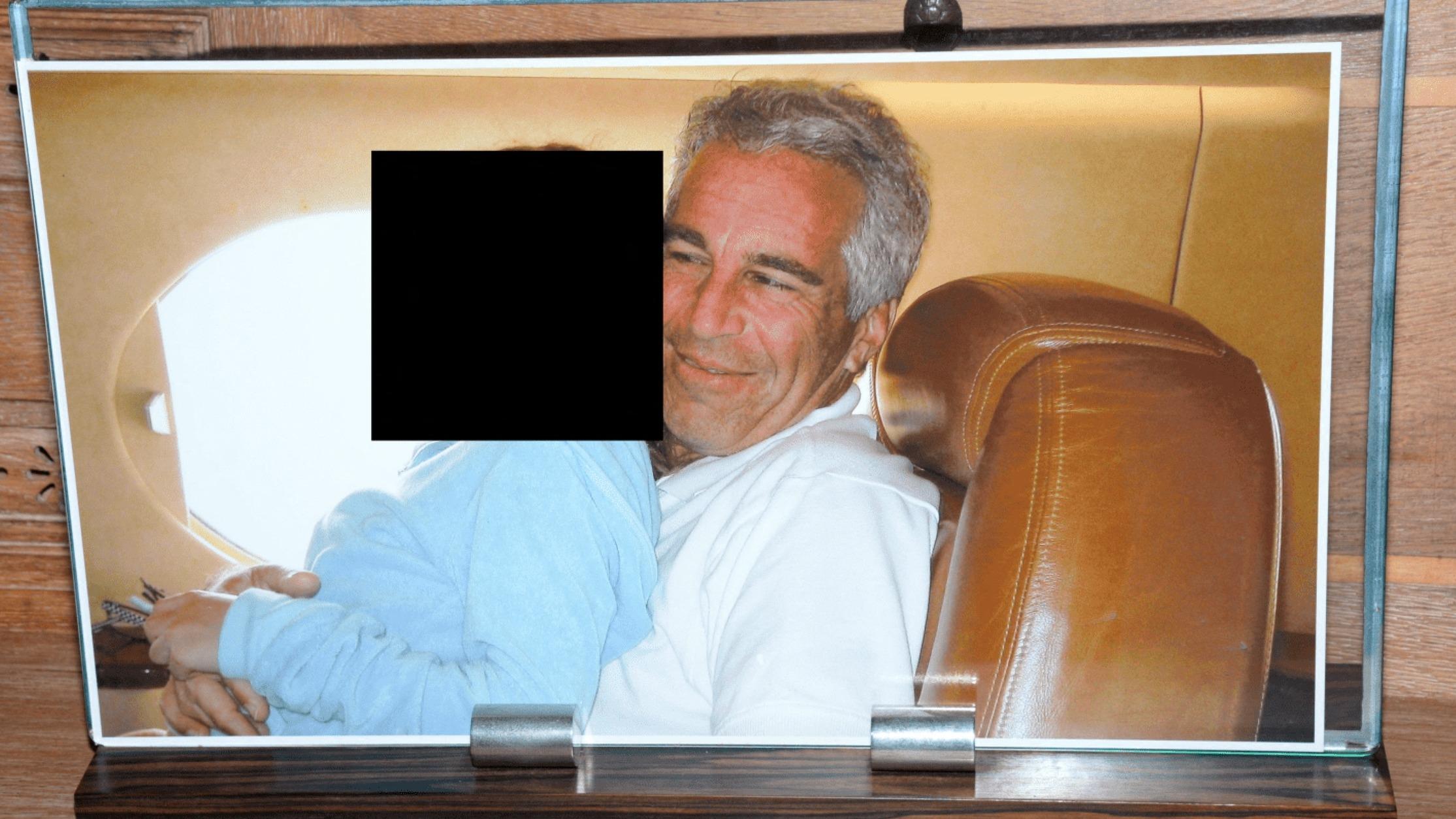 «Jai trouvé une fille formidable pour ton prochain séjour à Paris» : la perturbante amitié de deux musiciens français avec Jeffrey Epstein RÉCIT - Le pianiste Simon Ghraichy et le chef dorchestre Frédéric Chaslin, qui ont enchaîné les représentations à linternational, sont cités près de 1500 fois dans les dossiers Epstein. Les documents consultés par Le Figaro démontrent une relation fondée sur le mécénat et léchange de services.