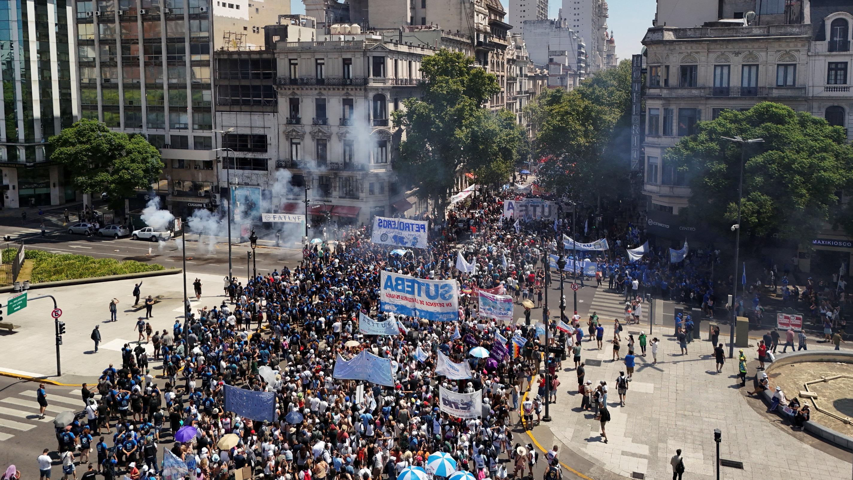 Argentine : un débat au Sénat sur la réforme du travail tourne à laffrontement entre manifestants et policiers Quelques dizaines de manifestants, cagoulés ou masqués, sen sont pris aux policiers à coups de pierres et de cocktails Molotov mercredi à Buenos Aires.