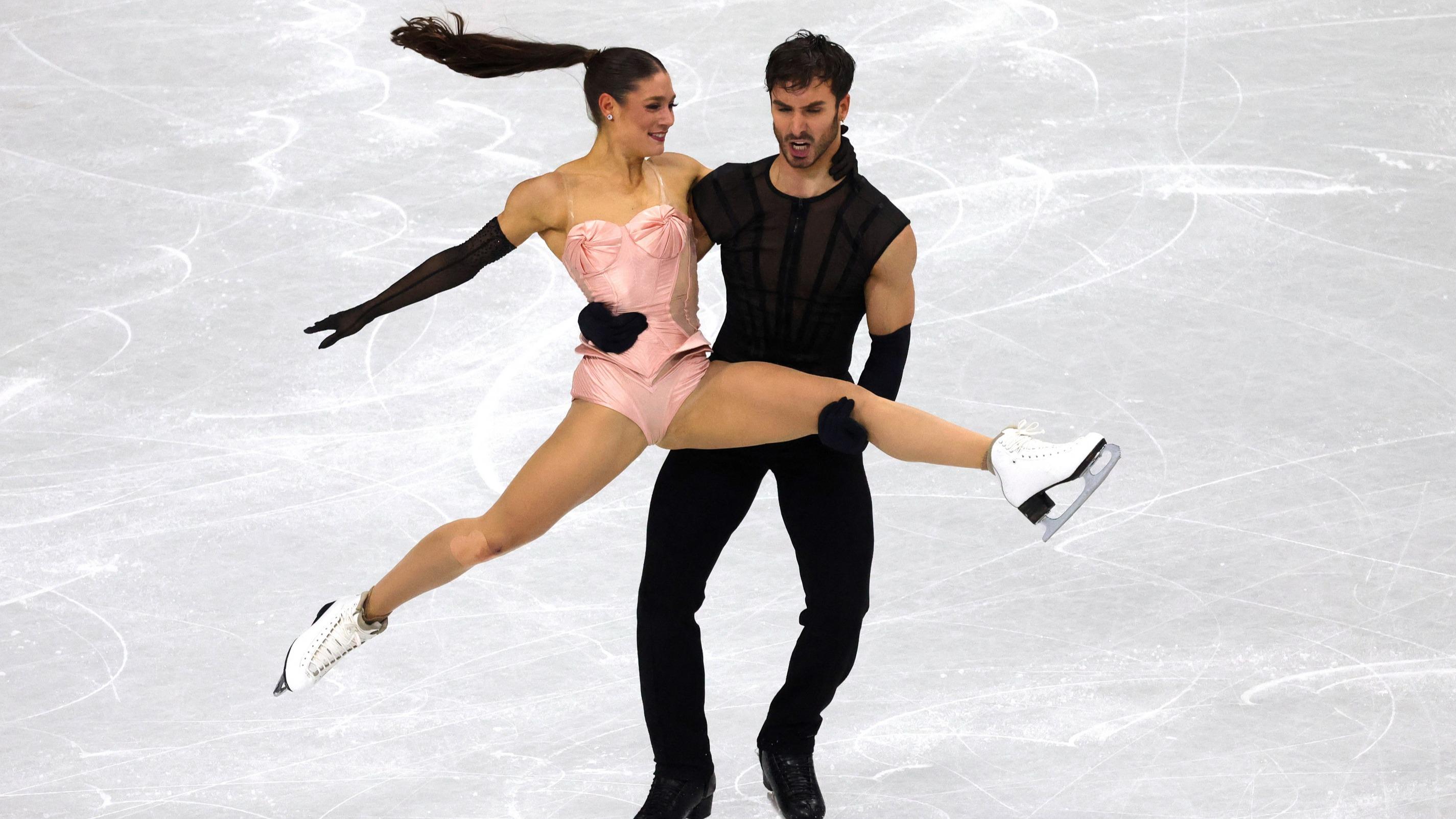 EN DIRECT - JO 2026 : le sacre de Guillaume Cizeron et Laurence Fournier Beaudry, champions olympiques en patinage artistique Après le doublé au biathlon de Julia Simon et Lou Jeanmonnot et le bronze de Perrine Laffont aux bosses, la France espère boucler une journée historique avec Guillaume Cizeron et Laurence Fournier Beaudry, qui visent le titre olympique en patinage artistique.