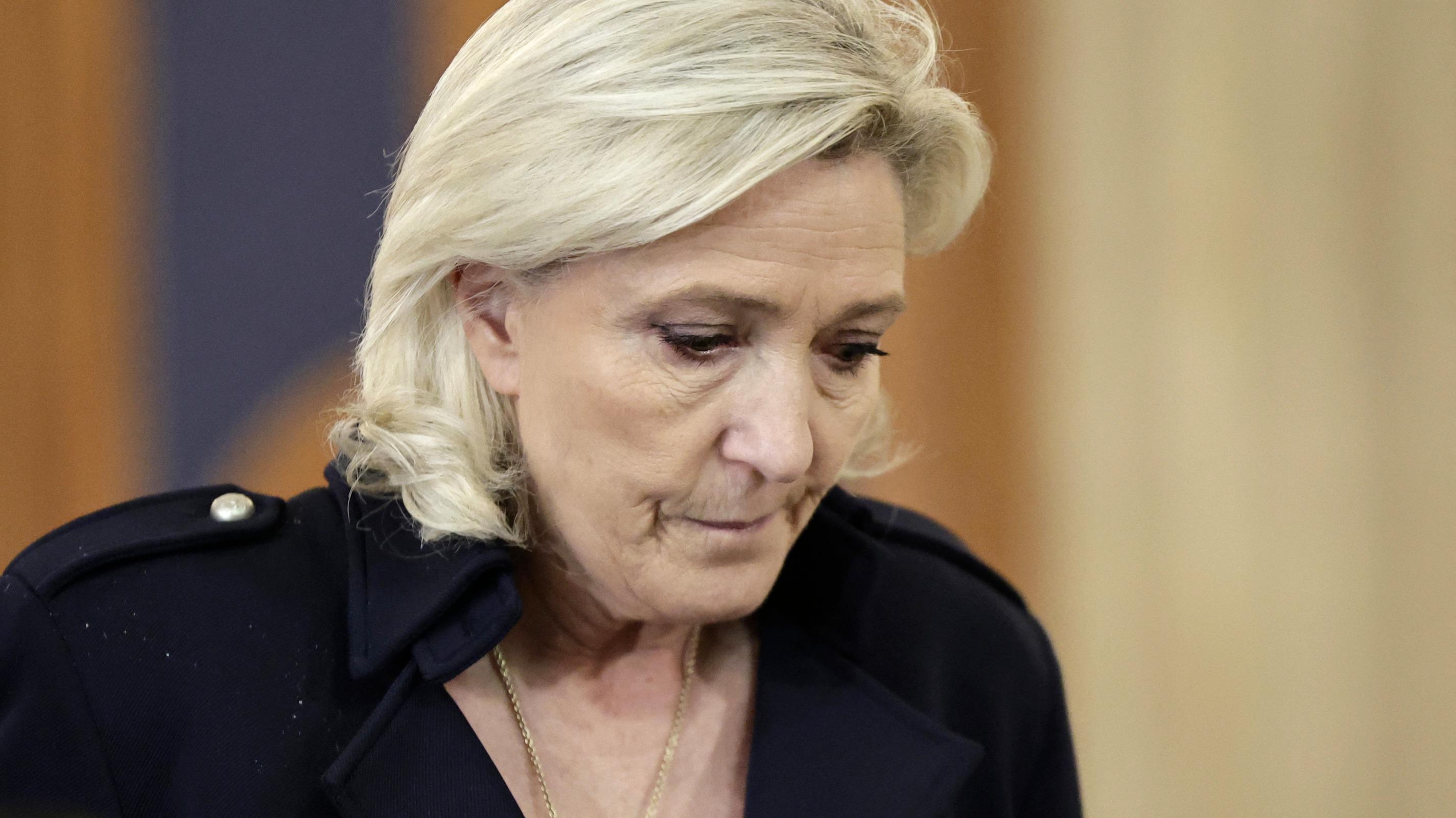 «Ce jour-là, la présidentielle commencera» : lavenir de Marine Le Pen se jouera un 7 juillet RÉCIT - Pour la chef de file du RN, la décision de la Cour dappel marquera soit sa mort politique après plusieurs décennies, soit un miracle dans sa quatrième et dernière course vers lÉlysée.