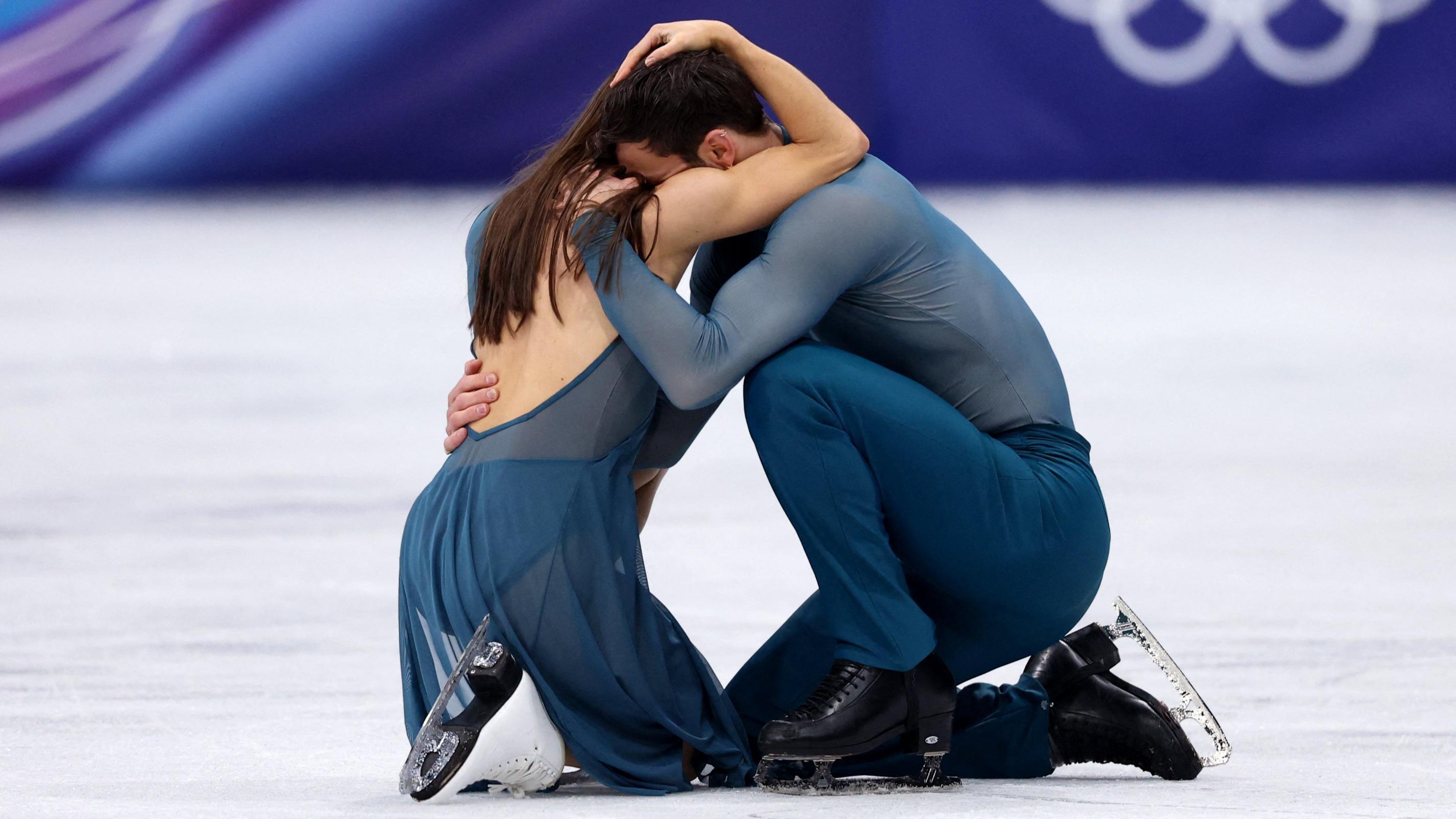 EN DIRECT - JO 2026 : magnifiques Guillaume Cizeron et Laurence Fournier Beaudry, journée historique pour la France Après le doublé au biathlon de Julia Simon et Lou Jeanmonnot et le bronze de Perrine Laffont aux bosses, la France boucle une journée historique avec le sublime sacre de Guillaume Cizeron et Laurence Fournier Beaudry en danse sur glace.