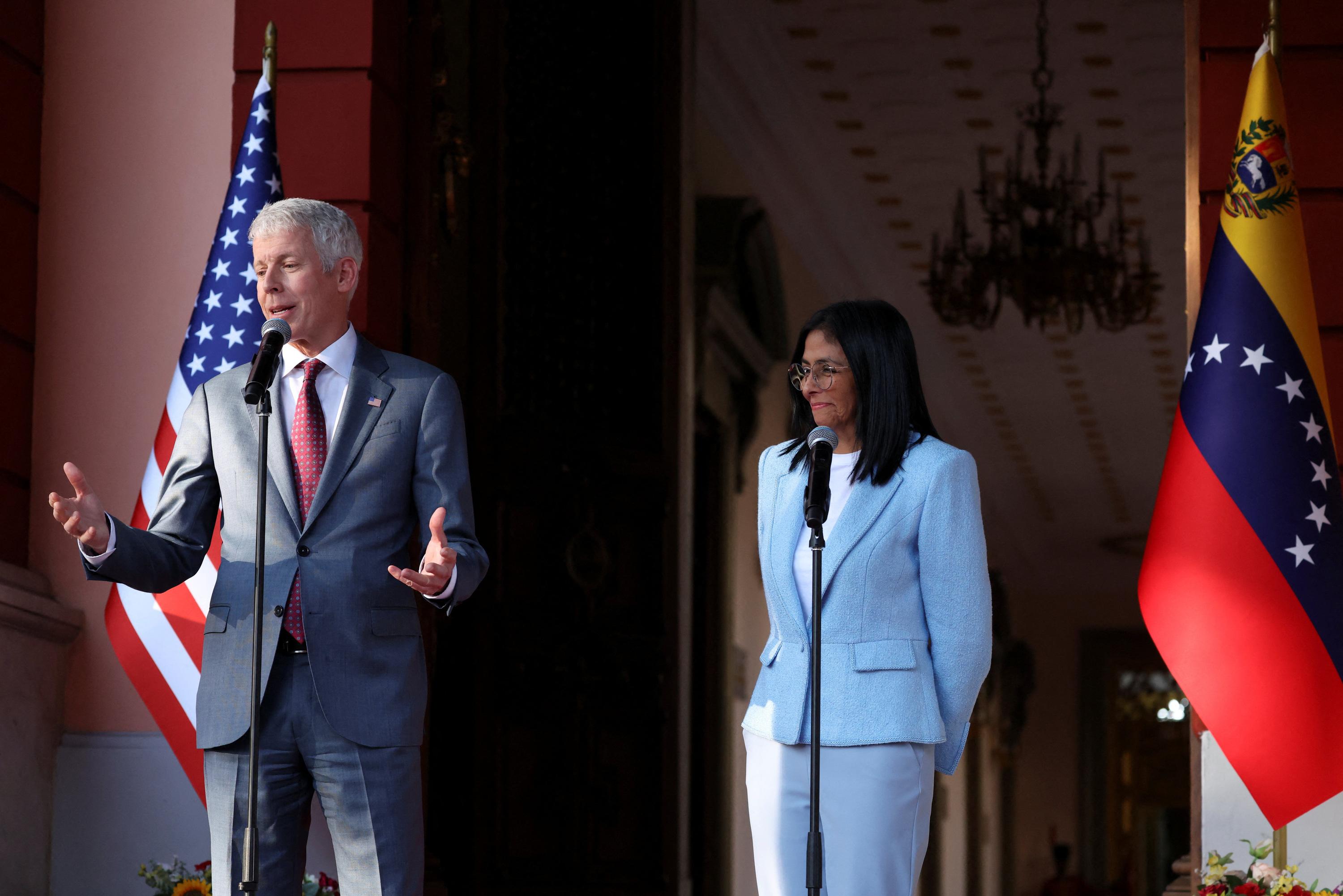 Les États-Unis promettent une «augmentation spectaculaire» de la production pétrolière du Venezuela En visite à Caracas, le ministre américain de lÉnergie Chris Wright a affirmé que le président américain Donald Trump était «passionnément engagé» dans la transformation des relations avec le Venezuela.