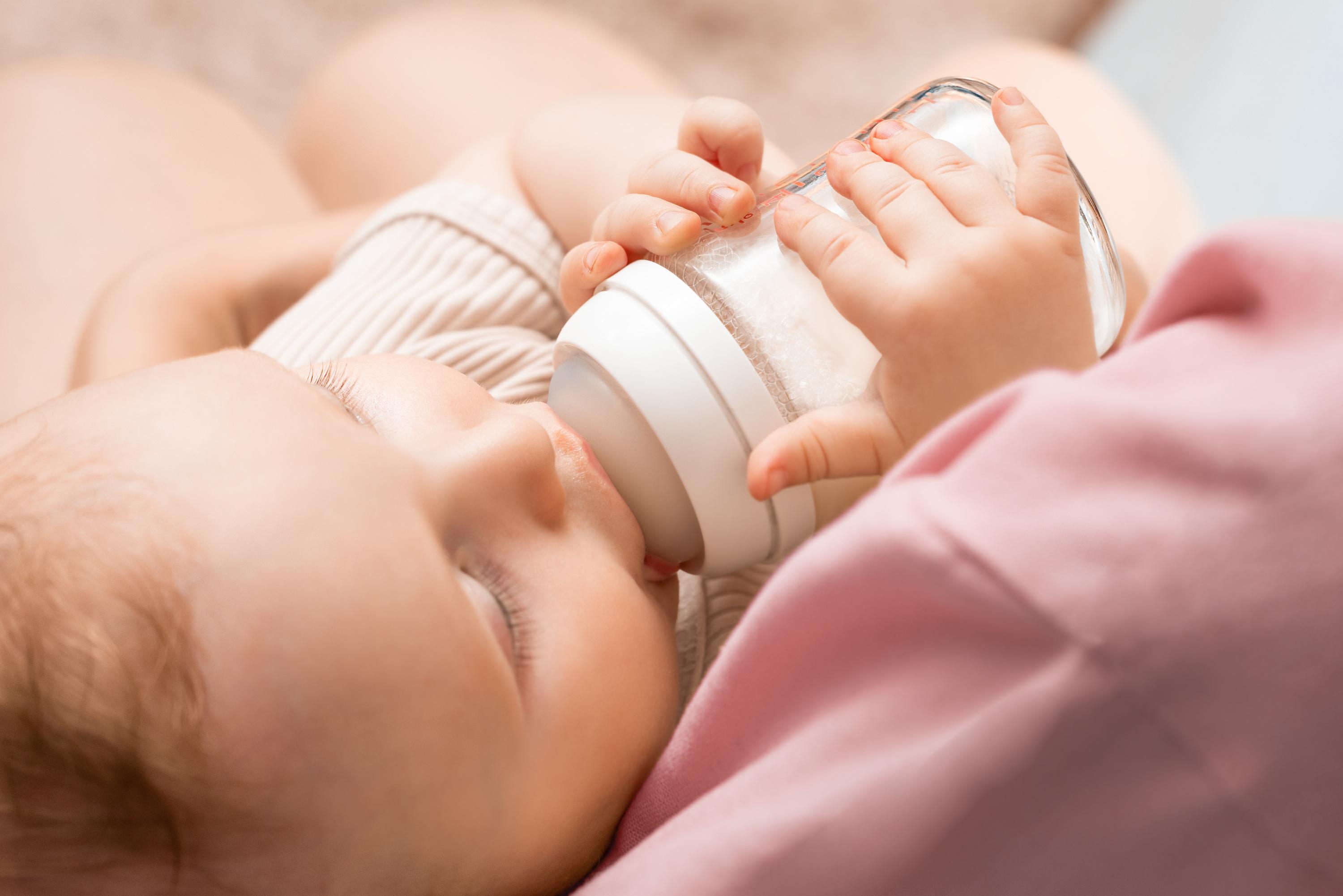 Lait infantile : Un bébé meurt près de Toulouse, analyses en cours pour «pour établir la cause de ce décès» Une petite fille âgée de 8 mois est morte le 5 février à Sainte-Foy-de-Peyrollières (Haute-Garonne). Lexamen de la dépouille na pas mis «en évidence de signes de violences» ni permis «didentifier formellement la cause du décès», note le procureur de Toulouse, David Charmatz.