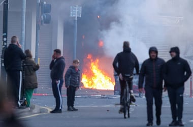 Bevándorlók házait próbálták felgyújtani Belfastban egy késes támadás után Gyilkossági kísérlet vádjával tartóztattak le az ír rendőrök egy 30 éves szudáni férfit, aki súlyosan megsebesített egy helyi férfit.