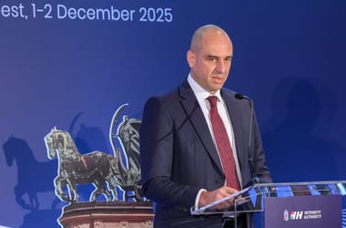 Korrupt a korrupcióellenes hatóság elnöke is? – Newscast Biró Ferenc, az Integritás Hatóság elnöke ellen vádat emeltek – pár nappal azután, hogy ő magát a NER egyik áldozatának mondta egy interjúban. Alapjaiban változhat meg a Fidesz szombaton, jövő hétre fizetésképtelenné válhat a főváros. Van, aki nem a pénzért lett miniszter. Zelenszkij szerint katonailag két éve nem voltak olyan erősek, mint most. Ez a Newscast, a HVG hétköznap reggelente jelentkező hírpodcastja.