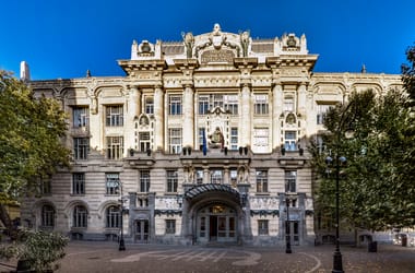 Kényszerítést és megfélemlítést emlegetnek a szakszervezetek, miután egy tanszakvezető távozik a Zeneakadémiától A szakszervezetek Ókovács Szilveszterhez fordultak, miután egy operaénekes súlyos, korábbi években tapasztalt visszásságokról számolt be.