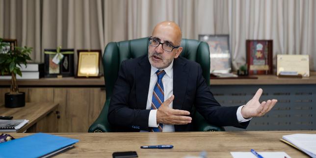 « Nous sommes en mode survie et nous faisons face à une menace existentielle » : lalerte du ministre des finances de lAutorité palestinienne Dans un entretien au « Monde », Estephan Salameh estime que loccupation de la Cisjordanie et le refus dIsraël de verser les taxes douanières prélevées au nom de lAutorité palestinienne risquent de provoquer un effondrement de secteurs vitaux tels que léducation, la santé et la sécurité.