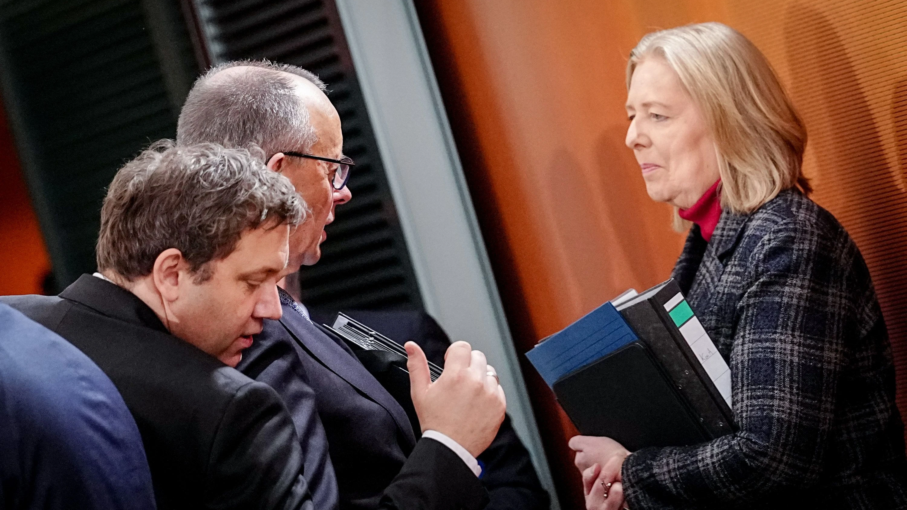 Reformtreffen im Kanzleramt: Die 500-Euro-Frage und ein Koalitionsausschuss, der keiner sein soll Das Stichwort Reformen verbinden viele Menschen vor allem mit zusätzlichen Belastungen. Arbeitsministerin Bärbel Bas bringt zur Abwechslung eine Zahl ins Spiel.