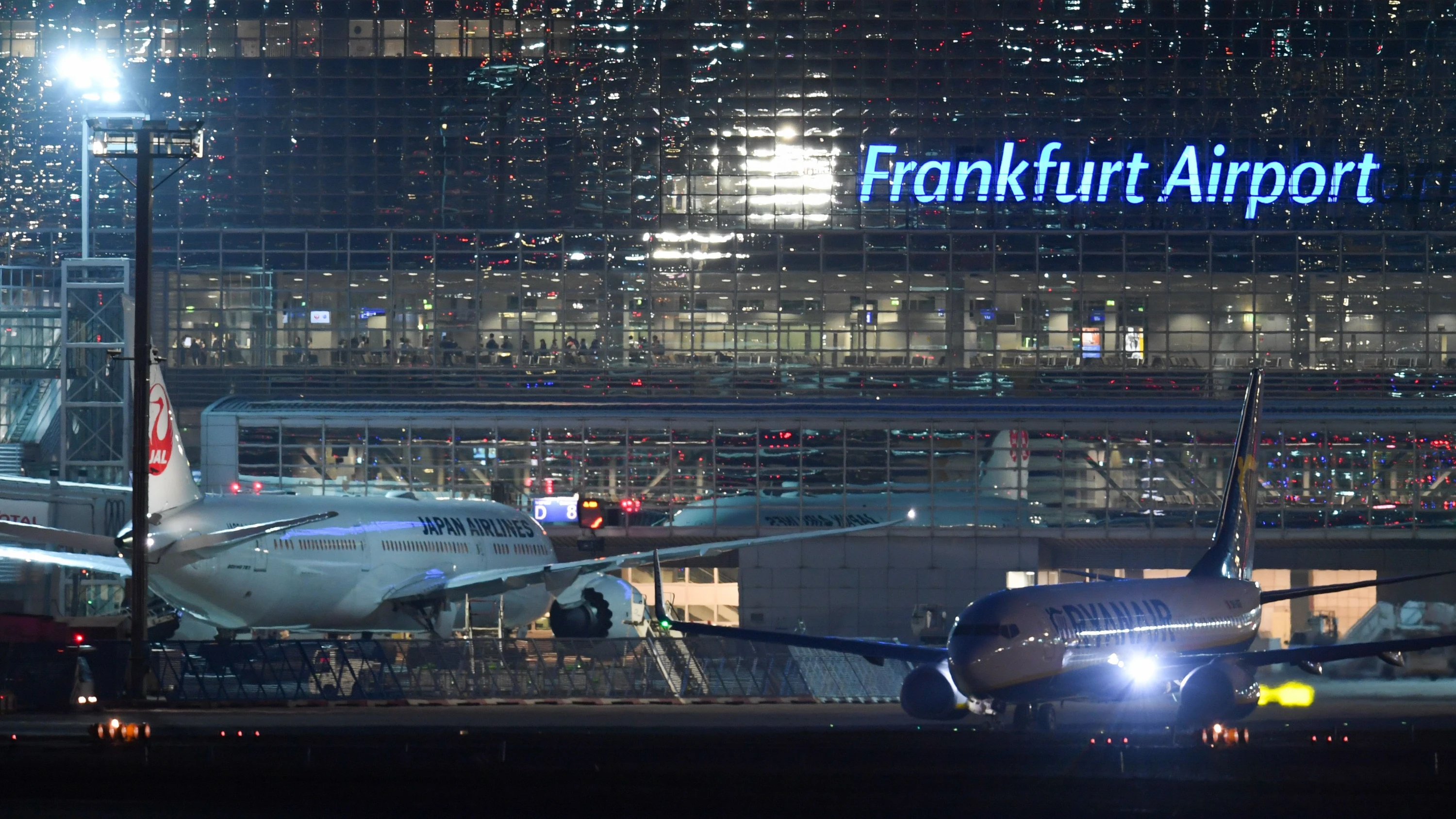 Rhein-Main-Feierabendbriefing: Terminal 2 wird nach Jahrzehnten umfassend saniert Das Terminal 2 am Frankfurter Flughafen bleibt jahrelang geschlossen und im Einzelhandel will keine WM-Stimmung aufkommen. Der F.A.Z.-Podcast Rhein-Main Feierabend-Briefing informiert über die Themen der Region.