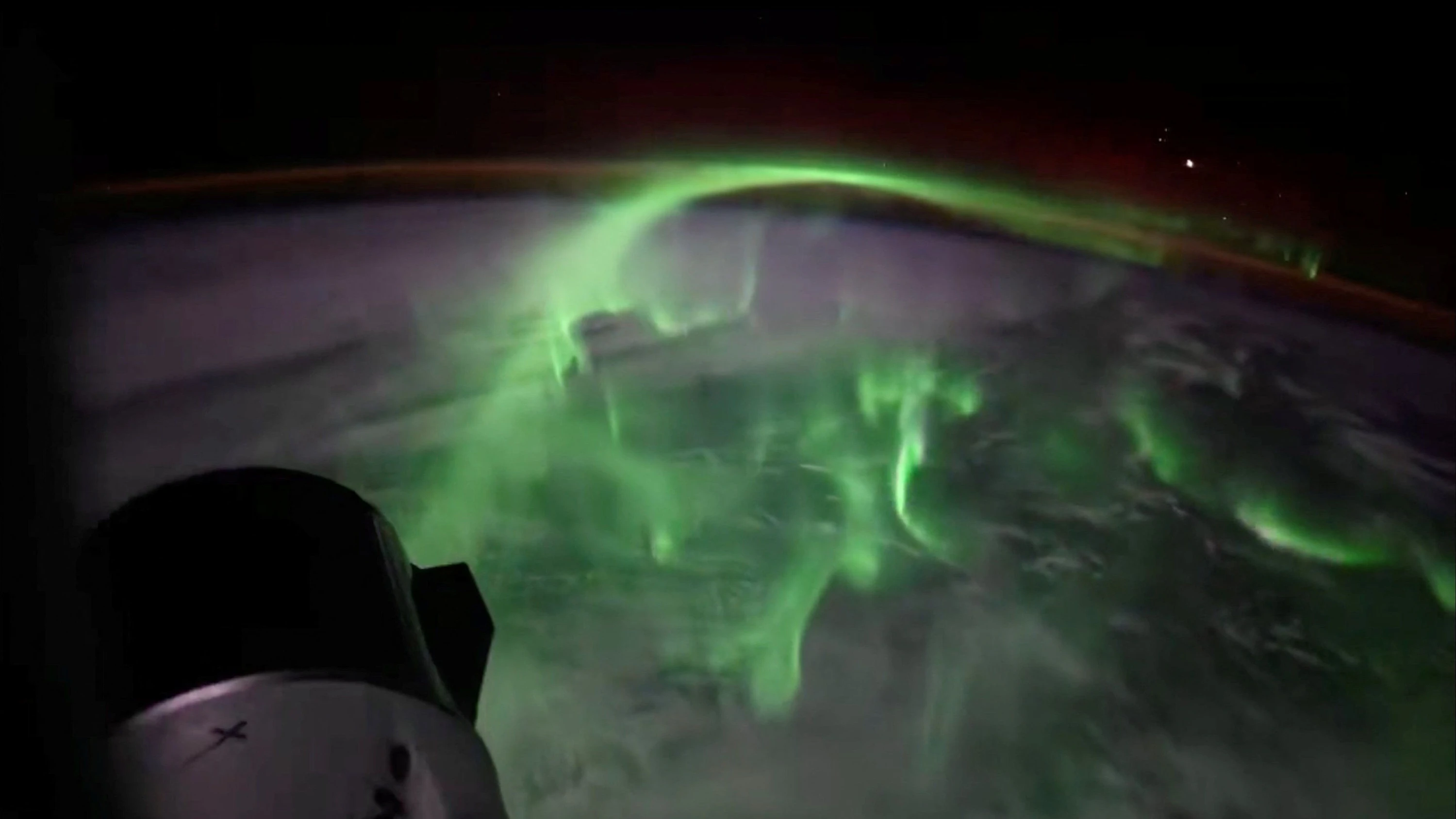 Aurora Australis: NASA-Astronautin filmt Südlichter aus dem All Die Astronautin Jessica Meir hat Zeitrafferaufnahmen der Aurora Australis geteilt. Das Naturschauspiel über der Südhalbkugel ist das Gegenstück zu den berühmten Nordlichtern.