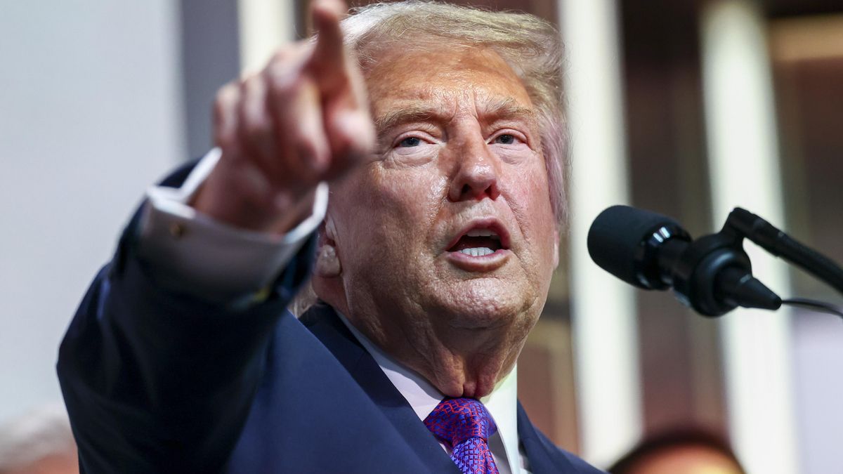 Trump confirma que Irán ha derribado un helicóptero Apache y anuncia: "EEUU necesariamente debe responder a este ataque" El presidente de EEUU reconoce el ataque iraní: "En el incidente participaron dos pilotos; ambos se encuentran a salvo y sin lesiones"
Donald Trump ha confirmado que Irán ha derribado un helicóptero Apache. Y anuncia: EEUU debe responder.
Nuestro gran Ejército acaba de informarme de que, anoche, los iraníes derribaron uno de nuestros helicópteros Apache, ha dicho el presidente de EEUU, altamente sofisticados.
Según Trump, el ataque se produjo mientras patrullaba sobre el estrecho de Ormuz.
El presidente de EEUU ha asegurado que en el incidente participaron dos pilotos; ambos se encuentran a salvo y sin lesiones. No obstante, Estados Unidos debe, necesariamente, responder a este ataque.
Truth Social de Trump sobre el derribo de un Apache por parte de Irán.
El ataque ocurre mientras Oriente Medio aún se tambalea tras las escaramuzas entre Irán e Israel el día anterior, lo que supuso el mayor golpe hasta la fecha para el frágil alto el fuego en la guerra con Irán. La televisión estatal iraní informó el martes que los ataques israelíes causaron la muerte de al menos dos miembros de las unidades de defensa aérea del país, informa AP.
La Administración Trump no han logrado convertir el alto el fuego de abril en un acuerdo para poner fin definitivamente al conflicto, especialmente a medida que Israel intensifica y amplía su campaña militar en el Líbano contra Hezbolá, la milicia respaldada por Irán.
El accidente ocurrió alrededor de las 3:30 a.m. (hora local) del martes frente a las costas de Omán, mientras el helicóptero realizaba una patrulla, según informó el Mando Central de Estados Unidos.
Los helicópteros AH-64 Apache han sido un recurso clave para el ejército estadounidense a la hora de hacer cumplir el bloqueo a los envíos y petroleros de crudo iraní, con el objetivo de presionar a Teherán para que acepte un acuerdo. Los Emiratos Árabes Unidos también han utilizado estos helicópteros para derribar drones iraníes.
Tenemos buenas posibilidades de firmar un acuerdo en dos o tres días, ha afirmado Trump en las últimas horas.
Sin embargo, no ofreció detalles sobre los motivos de este nuevo optimismo. En los dos meses transcurridos desde que Estados Unidos e Irán acordaron un alto el fuego inicial, Trump ha pronosticado en repetidas ocasiones que un acuerdo está cerca. Estamos muy cerca de lograr un acuerdo muy, muy bueno, sólido y poderoso, ha dicho Trump: Si optamos por bombardear —algo que podríamos hacer muy fácilmente si quisiéramos, dedicando otras dos o tres semanas a los bombardeos—, no les quedaría absolutamente nada. Pero el estrecho no estaría abierto durante meses.
Y añadió: Si llevamos a cabo los bombardeos, ya saben, mucha gente moriría. ¿Quién quiere hacer eso? Yo no.
Estados Unidos quiere que Irán renuncie a sus reservas de uranio altamente enriquecido, que se cree quedaron sepultadas tras los ataques aéreos estadounidenses ocurridos durante la guerra de 12 días de 2025. Pero Irán se niega a ello y exige el levantamiento de las sanciones. También reclama la liberación de activos congelados incluso antes de que exista un acuerdo definitivo, algo que Trump rechaza.
Antes de los comentarios de Trump sobre las negociaciones, el presidente del Parlamento iraní, Mohammad Bagher Qalibaf, declaró el lunes que las declaraciones de Trump hasta la fecha sobre un posible acuerdo contradecían los puntos ya pactados, lo que demuestra que Estados Unidos no busca ni un alto el fuego ni el diálogo.
Los continuos combates entre Israel y Hezbolá siguen siendo también una prioridad absoluta para Irán. El jefe del ejército libanés, el general Rodolphe Haykal, viajó a Pakistán el martes. Allí se reunió con el jefe del ejército paquistaní, el mariscal de campo Asim Munir, quien ha desempeñado un papel clave en las conversaciones entre Irán y Estados Unidos.
La visita de Haykal se produce en un momento en que el gobierno del Líbano adopta una postura cada vez más firme frente a Hezbolá, aunque sigue sin poder desarmar a la poderosa milicia. El martes, Hezbolá agradeció a Irán por haber atacado a Israel en defensa de nuestro pueblo libanés, sugiriendo que el gobierno del Líbano debería aprovechar esta oportunidad para mejorar las relaciones con Teherán.