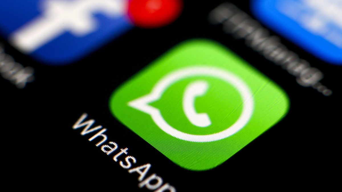 Bruselas ordena a Meta que abra WhatsApp a inteligencias artificiales de otras empresas La Comisión Europea asegura que la medida es necesaria "para evitar un daño grave e irreparable a la competencia en el mercado en crecimiento de los asistentes de IA" y que cobrar por el acceso, como hacía la aplicación de Meta, equivale a prohibir el accesoLa Comisión Europea carga contra Apple por el intento de saltarse la Ley con su inteligencia artificial
Las grandes corporaciones digitales estadounidenses siguen peleando por evitar la entrada de competencia en sus sistemas. La Comisión Europea ha anunciado este martes que ha ordenado a Meta restablecer el acceso gratuito a WhatsApp para asistentes de Inteligencia Artificial (IA) de terceros. Bruselas asegura que la medida es necesaria para evitar un daño grave e irreparable a la competencia en el mercado en crecimiento de los asistentes de IA.
En diciembre de 2025, la Comisión abrió una investigación antimonopolio ante la política de Meta de bloquear el acceso a proveedores de IA, distintos de Meta AI, en WhatsApp. Tras varios meses de peticiones de actuar a la corporación estadounidense, la institución europea ha añadido más cargos complementarios para consolidar su decisión.
Aunque Meta volvió a aceptar asistentes de IA de terceros en WhatsApp cobrando una tarifa, la Comisión insiste en que esta práctica equivale a la anterior prohibición de acceso.
Riesgo de un daño grave a la estructura competitiva
Existe una necesidad urgente de evitar el riesgo de un daño grave a la estructura competitiva en el mercado en crecimiento de los asistentes de IA. El cambio de política de Meta podría perjudicar la competencia en un momento clave para el desarrollo de este mercado, en el que actores más pequeños y nuevos entrantes puedan desafiar a los grandes incumbentes, explican desde la Comisión.
La orden de Bruselas llega cuando la institución europea está en plena polémica con Apple por las intenciones del gigante digital de incumplir la DMA, ya que pretendía beneficiarse de una exención y no permitir a terceras empresas de inteligencia artificial ofrecer servicios en tras la implantación de Siri AI en sus móviles.
La Comisión asegura que Meta ha ocupado una posición dominante en el mercado de aplicaciones de comunicación para consumidores desde al menos enero de 2023 y ha abusado de esta posición dominante al impedir que asistentes de IA generales competidores utilicen la interfaz de programación de aplicaciones (API) de WhatsApp Business.
En octubre de 2025, Meta introdujo la prohibición a los asistentes de IA generales de terceros el acceso a la API de WhatsApp Business, de manera que solo los asistentes de inteligencia artificial de Meta, conocido como Meta AI, era accesible en la aplicación de mensajería.
Exigimos a Meta que restablezca el acceso a WhatsApp para los asistentes de IA competidores mientras investigamos si las restricciones pueden infringir las normas de competencia de la UE. En mercados que evolucionan rápidamente, la competencia puede perderse mucho antes de que se adopte una decisión final. Por eso estas medidas provisionales permanecerán en vigor durante toda la investigación, con el fin de evitar daños que serían casi imposibles de reparar, ha declarado Teresa Ribera, vicepresidenta ejecutiva para la Transición Limpia, Justa y Competitiva.