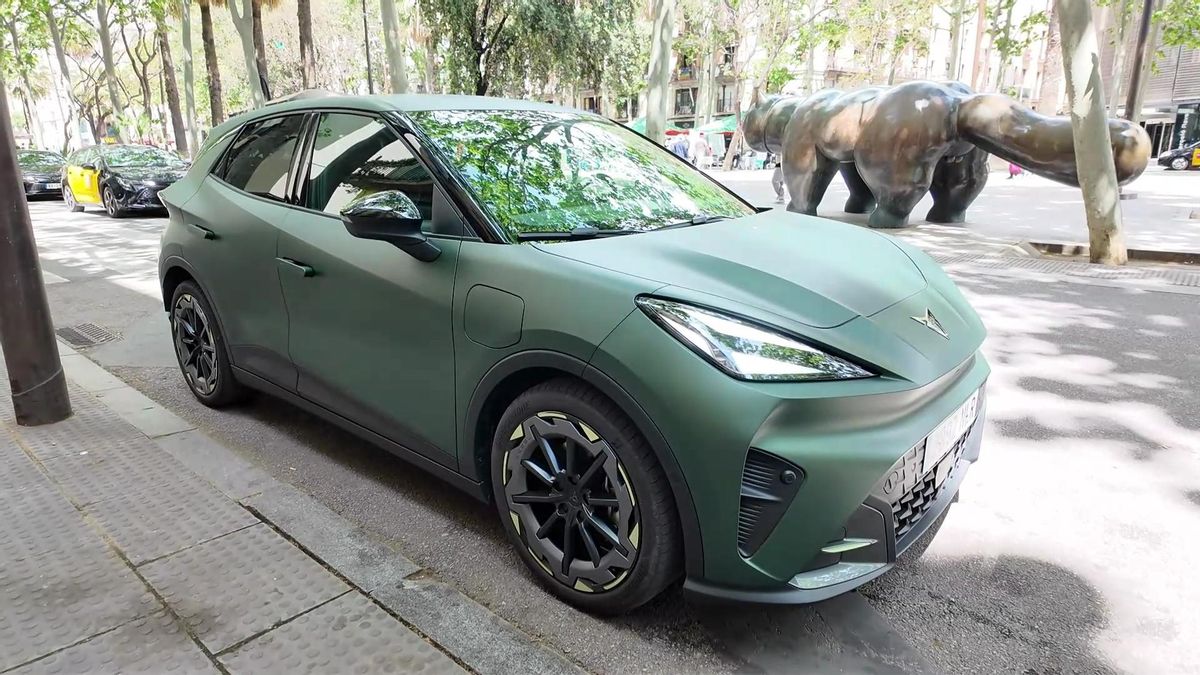 Al volante del aguerrido Cupra Raval, de Martorell al corazón de Barcelona El nuevo eléctrico compacto de la marca del Grupo Seat demuestra sus aptitudes de deportividad, practicidad y consumo moderado por las calles del barrio barcelonés en el que se inspira Los nuevos eléctricos asequibles de Cupra y VW inician la producción con un boom de pedidos
El barrio del Raval de Barcelona tiene, desde ahora, un nuevo embajador internacional, el nuevo modelo eléctrico urbano Cupra Raval. Para realizar nuestra primera toma de contacto con él, hemos hecho un recorrido que ha incluido dos puntos fundamentales, la fábrica de Seat de Martorell, donde se ha empezado a producir, y el barrio del Raval. Teniendo como testigo de excepción al célebre Gato de Botero, sometemos a examen el primer miembro de la nueva familia de compactos 100 eléctricos de la marca y del Grupo Volkswagen.
Valoración Cupra Raval: diseño, 9; interior, 8,5; motor, 8,8; conducción, 9,6; global, 8,97
Diseñado, desarrollado y producido de forma íntegra en las instalaciones de Martorell , este modelo urbano emplea la evolucionada plataforma MEB+ , convirtiendo los centros de producción catalanes en el epicentro de la futura estrategia de movilidad del consorcio alemán, que incluye otros tres modelos de VW y Skoda producidos también en Navarra. El Raval, un aguerrido eléctrico de cuatro metros de longitud, se mueve muy bien por las calles del barrio en el que se inspira. Ha sido el segundo modelo inspirado en un barrio barcelonés tras el Born.
Deportivo pero con consumo ajustado
Para esta primera inmersión por el tejido urbano de Barcelona y las carreteras reviradas de su periferia, nos hemos puesto a los mandos de la variante prestacional de la gama: el Cupra Raval VZ. Esta versión ostenta una potencia máxima de 226 CV (166 kW) y un par motor instantáneo de 290 Nm, permitiéndole detener el crono en el 0 a 100 km/h en apenas 6,8 segundos.
A pesar de sus marcadas credenciales dinámicas, uno de los aspectos más destacables durante las jornadas de pruebas ha sido su eficiencia energética. Conduciendo a través de diferentes configuraciones y perfiles, el ordenador de a bordo reflejó un consumo medio sutilmente superior a los 14 kWh por cada 100 kilómetros. Se trata de un registro sobresaliente para un coche con su capacidad de aceleración, lo que demuestra la optimización de su nuevo propulsor eléctrico y la gestión de las baterías de celdas unificadas PowerCo.
En términos de habitabilidad, sus contenidas cotas exteriores —4.046 mm de longitud— no penalizan el espacio interior ni la capacidad de carga, ofreciendo una versatilidad de segmento superior y un maletero de 441 litros de capacidad. Este espacio se consigue gracias a una arquitectura eléctrica que libera la sección trasera de componentes de alta tensión.
Aspecto del Cupra Raval
Modo Cupra con acústica de la Fórmula E
La experiencia de conducción gana enteros al seleccionar los perfiles prestacionales, destacando especialmente el Modo Cupra. Al activarse, entra en juego un efecto sonoro digital desarrollado específicamente por la marca que emula la respuesta acústica y la progresión de las revoluciones de un motor térmico tradicional. Esta banda sonora interior, inspirada directamente en los monoplazas de Cupra de la Fórmula E, modula su intensidad de forma dinámica en función de la velocidad y el par exigido al acelerador.
El sonido artificial no solo se hace evidente en las fases de aceleración fuerte, sino también en las deceleraciones. Al gestionar la retención a través del sistema de levas en el volante o mediante la conducción con un solo pedal (One-pedal-driving) , el coche emite un sugerente efecto equivalente al freno motor clásico. Para los conductores que busquen una experiencia más purista y relajada, basta con conmutar a los perfiles de conducción estándard para recuperar el confort del silencio absoluto característico de la propulsión eléctrica.
Parte trasera del Cupra Raval
El comportamiento del chasis dinámico DCC Sport, que reduce la altura libre al suelo en 15 milímetros respecto a otras configuraciones de la plataforma , se complementa en esta variante VZ con barras estabilizadoras y amortiguadores adaptativos de hasta 15 niveles de ajuste. Esto le otorga una rigidez adicional y un control del balanceo óptimo en los virajes más cerrados.
Confort digital de última generación
El habitáculo del Cupra Raval VZ destaca por una atmósfera que conjuga ergonomía de competición con soluciones de conectividad avanzada. El puesto de mando queda presidido por una pantalla central de 12,9 pulgadas que estrena un sistema operativo basado en Android de integración nativa. El infoentretenimiento se complementa opcionalmente con un equipo de audio premium de 12 altavoces desarrollado junto a Sennheiser.
Salpicadero del Cupra Raval
Entre los detalles formales del interior, llaman la atención los asientos deportivos de una sola pieza CUP Bucket , diseñados para ofrecer una sujeción lateral extrema en conducción deportiva sin comprometer el confort ni el espacio de las plazas traseras. Asimismo, la digitalización se hace visible en el sistema de iluminación ambiental, que integra proyecciones dinámicas animadas en los paneles de las puertas conectadas de manera inteligente a los asistentes de seguridad y detección de ángulos muertos del vehículo.
Con un precio de salida fijado en el entorno de los 26.000 euros para su futura versión de acceso urbana , el CUPRA Raval inicia su andadura comercial este verano con las exclusivas ediciones de lanzamiento Dynamic y VZ Extreme , postulándose como la interpretación más radical y pasional de la movilidad eléctrica adaptada a las grandes urbes.