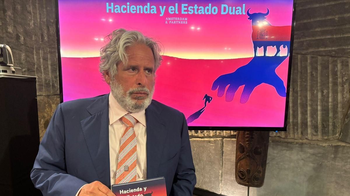 El abogado que compara a Hacienda con la Alemania nazi o la Rusia de Putin: ¡Es una mafia! ¡Van contra los derechos humanos! El creador de la campaña que llama "carterista" a la Agencia Tributaria lanza un libro junto a un exasesor de Tony Blair en el que asemejan al fisco con dictaduras y que promete hacer las delicias del público más turboliberalLos inspectores de Hacienda defienden su labor esencial tras las críticas por el revés judicial en el caso Shakira
El politólogo judío Ernst Fraenkel acuñó, desde el exilio en Estados Unidos, el término Estado dual para definir el funcionamiento de la Alemania nazi. El III Reich era, por un lado, un Estado normativo, donde en apariencia primaba el imperio de la ley, pero, por otro, convivía con el Estado prerrogativo, que aprovechaba el sistema para sus tropelías sin ningún contrapeso. Para el abogado estadounidense Robert Amsterdam, que se ha hecho popular en los últimos meses por lanzar una campaña desde el Financial Times donde acusaba a la Agencia Tributaria de carterista, el funcionamiento de la Hacienda española es un buen ejemplo de esto mismo.
A solo unos pasos del Congreso de los Diputados, y con la presencia en el público de referentes del turboliberalismo como el economista Daniel Lacalle, el abogado ha presentado este martes su libro Hacienda y el Estado Dual, escrito a cuatro manos con el fiscalista británico Christopher Wales. La portada –un toro de Osborne con la bandera española que proyecta una sombra con forma de mano a punto de agarrar a un ciudadano que huye– es toda una declaración de intenciones.
Corruptos, depredadores, mafia o criminales son solo algunos de los términos con los que ambos activistas se han dirigido a Hacienda, la Agencia Tributaria, los inspectores y los gobernantes –de PP y de PSOE–, en una presentación donde, a ratos y caóticamente, han mezclado sus críticas al funcionamiento del fisco con declaraciones sobre política, fondos europeos, los casos de corrupción o el diario El País. No han faltado comparaciones: Corea del Norte, China, Ruanda, Uganda… A pesar de que organismos internacionales como la OCDE, el FMI o la Unión Europea validan el sistema fiscal español.
En Rusia los abogados son más valientes que en España, ha dicho Amsterdam durante el coloquio. Cuando fui detenido en Rusia en 2005 sabía que podía llamar a abogados para defenderme, pero en España no. (...) El miedo en España es algo que no se puede vivir en ningún otro país, ha asegurado. Creemos que Hacienda es una mafia. Es un problema de recursos humanos, ha subrayado.
Un momento de la presentación de "Hacienda y Estado dual"
Contra los Inspectores de Hacienda
Amsterdam ha dicho que, durante 15 años, se dedicó a ejercer la abogacía y la defensa de los derechos humanos. Derechos humanos que estarían amenazados en el país por la labor de la Agencia Tributaria, que se dedica a exprimir a los contribuyentes y a presumir su culpabilidad. El abogado ha puesto a la Hacienda española en el foco de su actividad tras defender a varios contribuyentes inspeccionados tras acogerse a la Ley Beckham. Ahora, prevé una tournée por España para reunirse con patronales y pedir una reforma fiscal en profundidad. Aunque sin números ni cifras, ni opiniones más allá del trazo grueso sobre unos inspectores de Hacienda a los que pagan por joder.
Los inspectores de Hacienda ya enviaron un comunicado hace unas semanas en el que, a raíz del revés judicial en el caso Shakira y de la campaña desatada por Amsterdam, reclamaron respeto hacia su trabajo, asegurando que las críticas han traspasado el límite de lo razonable.
Su compañero de firma, Wales, que en su día asesoró a los laboristas Tony Blair y Gordon Brown en su paso por el Gobierno británico, ha asegurado que el punto de partida en España, lo que los inspectores hacen, es estar convencidos de que eres culpable de fraude a la Hacienda pública y que no hay control a labor del fisco, como sí existe en países como Ruanda o Uganda. Países perfectamente comparables con España, claro, según él.
De la IA a 1984, de Orwell
La intrusividad del Estado se va a disparar con el uso de la Inteligencia Artificial que, según Amsterdam, llevará al sistema más allá de las autocracias como el III Reich o la Rusia de Putin… Al mundo del 1984 de George Orwell.
Preguntado sobre por qué si la Hacienda española cae en los estándares de las autocracias, ninguna organización internacional actúa, Amsterdam ha explicado que para los expertos fiscalistas lo importante de un sistema es que recaude. España, lejos de ser un infierno fiscal, recauda mucho menos que otras potencias europeas en relación con el tamaño de su economía.
Insistido por este medio en sus comparaciones con dictaduras y si se plantea acudir a la justicia comunitaria, como el Tribunal Europeo de Derechos Humanos, Amsterdam ha dado a entender que sí, aunque el problema es que la justicia va muy lenta.
Puedes apostar a que vamos a acabar con esto. Vamos continuar hasta que esos bastardos corruptos dejen de arruinar vidas, ha dicho, con la misma solemnidad con la que Escarlata OHara puso a Dios por testigo de que jamás volvería a pasar hambre.
Chris y yo estamos aprovechando que no somos contribuyentes españoles y podemos decir la verdad, ha zanjado Amsterdam. Los autores dicen que no se llevarán ni un euro de beneficios del libro. Hacienda, al menos, recaudará el IVA, del 4. Sale a la venta este martes 9. Para cafeteros.