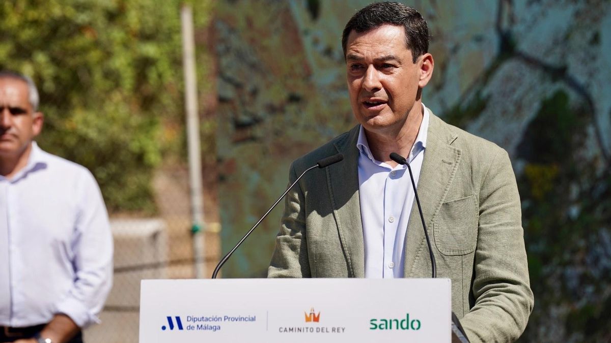 El PP se reúne por primera vez con Vox para negociar la reelección de Moreno como presidente andaluz La reunión, que se produce a dos días de la constitución de la cámara, se ha celebrado en el Parlamento andaluzEl tercer acuerdo PP-Vox con la prioridad nacional eleva la presión sobre la negociación de Moreno con los ultras
El PP y Vox ya han iniciado la negociación para la investidura de Juan Manuel Moreno como Presidente de la Junta de Andalucía. Representantes de ambos partidos se han reunido en el Parlamento andaluz en un encuentro breve tras el que se han emplazado a seguir dialogando.
La reunión se ha celebrado en el Parlamento desde las 17:00 de la tarde, tal y como ha adelantado la Cadena Ser y ha podido confirmar este medio. El objetivo del encuentro, celebrado en un clima de cordialidad, es abordar un posible acuerdo para la gobernabilidad.
Estas conversaciones arrancan dos días antes de que se constituya la cámara y tomen posesión los diputados elegidos el pasado 17 de mayo, y en la misma tarde en que, si todo discurre como se espera, Alfonso Fernández-Mañueco será reelegido Presidente de la Junta de Castilla y León con el apoyo de Vox, consolidando la dinámica de pactos entre el PP y la ultraderecha en las comunidades autónomas que han celebrado elecciones este 2026: Extremadura, Aragón, Castilla y León y, si las conversaciones fructifican, Andalucía. Hasta ahora, todas con el eje común de la prioridad nacional de los ultras.
En Andalucía, la negociación parte de un reparto electoral más decantado para el PP que en las otras comunidades. Sólo le restan dos escaños para lograr la mayoría absoluta.
El presidente en funciones de la Junta y candidato del PP-A a la reelección, Juanma Moreno, había anunciado este martes por la mañana la apertura de un diálogo inminente con Vox. El objetivo, ha dicho durante la inauguración de un nuevo puente colgante en el Caminito del Rey (Ardales, Málaga) es llegar a un acuerdo que sea razonable y justo y que represente el interés general de los andaluces.
El Presidente no ha aclarado en esa comparecencia cuándo empezarían las negociaciones, que a esa hora no habían comenzado. Todavía no hemos iniciado esas conversaciones y por tanto no sabemos a dónde nos llevará este caminito; lo que sí sabemos es que lo vamos a recorrer con responsabilidad, con sentido común y con determinación, y esperemos llegar pronto a esa meta. Cuando lleguemos al puente, cruzaremos el puente, todavía no lo hemos cruzado, ha añadido Juanma Moreno, utilizando una terminología acorde con el entorno en el que ha realizado las declaraciones.
A dos días de constituirse el Parlamento
Moreno ha esperado tres semanas desde que se celebraron las elecciones autonómicas para empezar a hablar con Vox. El PP obtuvo 53 escaños en esos comicios, cinco menos que los que obtuvo en 2022 y a dos de la mayoría absoluta. Los tiempos lentos manejados por el candidato del PP han exasperado a Vox, cuyos dirigentes han lamentado en público esta parsimonia acusando al PP de bloquear la formación de gobierno.
El presidente en funciones hizo del temor a la apertura de estas negociaciones uno de los ejes de su campaña, planteando la dicotomía entre la estabilidad si sacaba mayoría o el lío si no, y se veía abocado a buscar algún tipo de apoyo en la ultraderecha. De ahí que su incontestable victoria tuviese un regusto amargo para él. Logró el objetivo de ganar, pero no el de conservar la mayoría absoluta que blindara la constitución de gobierno.
Moreno suele marcar distancias con los planteamientos de la ultraderecha, y ya advirtió durante la campaña electoral que la prioridad nacional de Vox es irreal, cuando no ilegal. Sin embargo, es consciente que la dinámica electoral y los resultados le encaminan a una negociación con Vox. Esta mañana, ha explicado que uno tiene que ser realista por la dinámica parlamentaria en la que vivimos, que supone que cuando una formación no obtiene una mayoría absoluta, tiene la obligación de dialogar con el resto de fuerzas políticas.
El líder del PP ha lamentado que los partidos de izquierdas no hayan dejado opción a facilitar su investidura. La única opción de diálogo, según ha agregado, es Vox, después de que las tres formaciones de izquierda, PSOE-A, Adelante Andalucía y Por Andalucía, se hayan automarginado dejando claro de manera contundente y nítida el día siguiente a las elecciones que no iban a participar en ningún tipo de diálogo y que no se iban a abstener en su investidura como presidente de la Junta.
