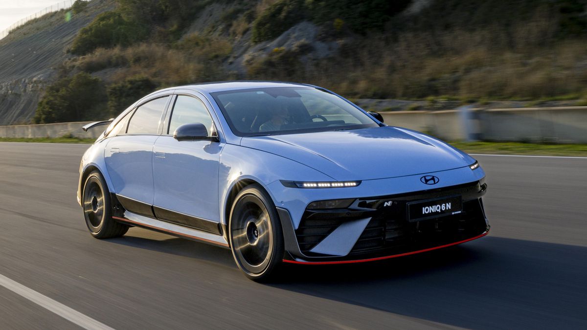 Ioniq 6 N: para quemados del eléctrico Sin competidores de sus mismas características, la berlina de Hyundai ofrece en esta versión extrema 650 caballos y cerca de 500 kilómetros de autonomía en conducción normal
De igual modo que los grandes motores de gasolina tenían -y tienen- sus incondicionales, los llamados petrolheads, los coches eléctricos cuentan también con adeptos que no hacen ascos a las prestaciones más rabiosas. Hyundai ha creado para ellos el Ioniq 5 N y, ahora, el Ioniq 6 N, modelos ambos de 650 caballos y altísimo rendimiento que admiten, llegado el caso, pasárselo en grande en un circuito de velocidad.
Valoración Ioniq 6 N: diseño, 7; interior, 8,5; motor, 9; conducción, 9; global, 8,37
Sobra aclarar que la marca coreana no pretende obtener grandes volúmenes de ventas de una berlina deportiva como el Ioniq 6 N que acabamos de conducir. Como pasaba con algunos superbólidos de antaño con motorazos de 10 o 12 cilindros, aquí se trata de demostrar un potencial o de exhibir lo que es posible hacer -en este caso, en movilidad eléctrica- y, de paso, dar gusto a un puñado de apasionados que, por analogía con los locos de la gasolina, nos permitiremos denominar electroheads.
Aparte de amante de los coches eléctricos, el potencial cliente de un modelo como este debe disfrutar de una economía desahogada, porque cuesta pensar en un N como vehículo único de un hogar. Sin embargo, para lo que ofrece el Ioniq 6 en cuanto a prestaciones y ornamentos de los que cautivan, no puede calificarse de caro: cuesta oficialmente 79.550 euros, pero con campañas se queda en 66.640.
La zaga del Ioniq 6 N está coronada por un aparatoso alerón.
Entremos rápidamente en el detalle técnico porque hay mucho que contar. El coche desarrolla 478 kW de potencia, los referidos 650 CV, que lo habilitan para alcanzar los 100 km/h desde parado en 3,2 segundos haciendo uso del launch control. Dispone de una gestión térmica avanzada con circuitos de refrigeración independientes para batería y motor, además de modos específicos de preacondicionamiento de la primera.
La arquitectura general es de 800 V, con lo que la batería, de 84 kWh, admite potencias de recarga con corriente continua de hasta 240 kW y recupera del 10 al 80 en 18 minutos. La autonomía homologada se sitúa en 487 kilómetros, obviamente cuando el coche se conduce de forma normal y no como el superdeportivo que (también) es.
La carrocería se halla optimizada desde el punto de vista aerodinámico y cuenta con un aparatoso alerón en la zaga, de un solo plano en la versión de serie y doble como opción. La suspensión se ha sometido a revisión de su geometría y dotado de un diferencial electrónico de deslizamiento limitado.
La instrumentación del Ioniq 6 N puede resultar abrumadora.
Todo ello se acompaña de tecnologías de alto rendimiento específicas N, que incluyen desde el N e-Shift -que simula el funcionamiento de un cambio de marchas manual- o el N Active Sound+ hasta un distribuidor de par o un optimizador de derrape, para los muy cafeteros.
En el centro de la experiencia a bordo del Ioniq 6 se encuentra el N Active Sound+, un sistema de audio dinámico que, a lo que ya ofrecía el Ioniq 5 de idéntica configuración, añade aquí sonido dirigido al exterior. Entre los paisajes sonoros disponibles hallamos los modos Ignition, inspirado en la competición, el más nostálgico Evolution y los tonos futuristas Lightspeed. Estos programas potencian el efecto acústico propio de un deportivo, especialmente cuando se recurre a las funciones Launch Control y N Grin Boost.
Los asientos son de tipo bucket, como se espera de todo deportivo.
La importancia del ornamento
En todo coche de capricho que se precie son fundamentales los adornos. La silueta del Ioniq 6, muy particular ya en su versión estándar, recibe en este caso añadidos como el parachoques delantero rematado por una línea de color naranja, los emblemas N planos y de aluminio, los difusores delantero y trasero, y el faldón lateral con el mismo ribete naranja del frontal, además del alerón trasero ya mencionado.
Dentro, son inevitables los asientos de tipo bucket, los mandos exclusivos N y los pedales y el reposapiés metálicos. Sumemos al conjunto un volante específico, bautizado como N Pasubio y equipado con cuatro botones básicos que dan rienda suelta al chorro de potencia de que dispone este Ioniq 6, y un cojín para la rodilla derecha del conductor, que se ve maltratada en los fuertes apoyos en curva de que es capaz un aparato como este.
El deportivo eléctrico de Hyundai no da la espalda ni a la seguridad ni a los avances en conectividad y tecnologías variadas que son obligados hoy en día. Su equipamiento de serie comprende llave digital, actualizaciones inalámbricas (OTA), soporte de cámara integrado, servicios como el streaming de música y un head-up display provisto de un modo Sport específico. Por supuesto, el usuario puede manejar de forma remota una variedad de funciones del vehículo a través de la correspondiente aplicación en el móvil.
Refuerzos estructurales en el compartimento del maletero.
En lo tocante a seguridad, se incorporan sistemas ADAS entre los que destacan el asistente para evitar colisiones frontales, el que avisa de la presencia de vehículos en el ángulo muerto y el de conducción en autopista HDA2, que ayuda a mantener la velocidad, la distancia y la posición en el carril durante la conducción por vías rápidas.
Debido a que, por precio, el Ioniq 6 N no está incluido en el Plan Auto+, la firma coreana ha puesto el acento en las promociones para rebajar su precio de los casi 80.000 euros de lista a los citados 66.640. Como eléctrico, además, se beneficia de la instalación gratuita de un cargador en el domicilio del cliente, así como de un acuerdo con Iberdrola por el que éste disfruta del equivalente a recorrer 10.000 km al año.
El Plan Enchufados de Hyundai agrega cinco años de garantía sin límite de kilometraje -ocho años para la batería-, otros tantos de asistencia gratuita en carretera y un seguro específico para vehículos considerados ecológicos, además del compromiso de devolución para quien no se sienta satisfecho con un coche eléctrico después de probarlo por primera vez.