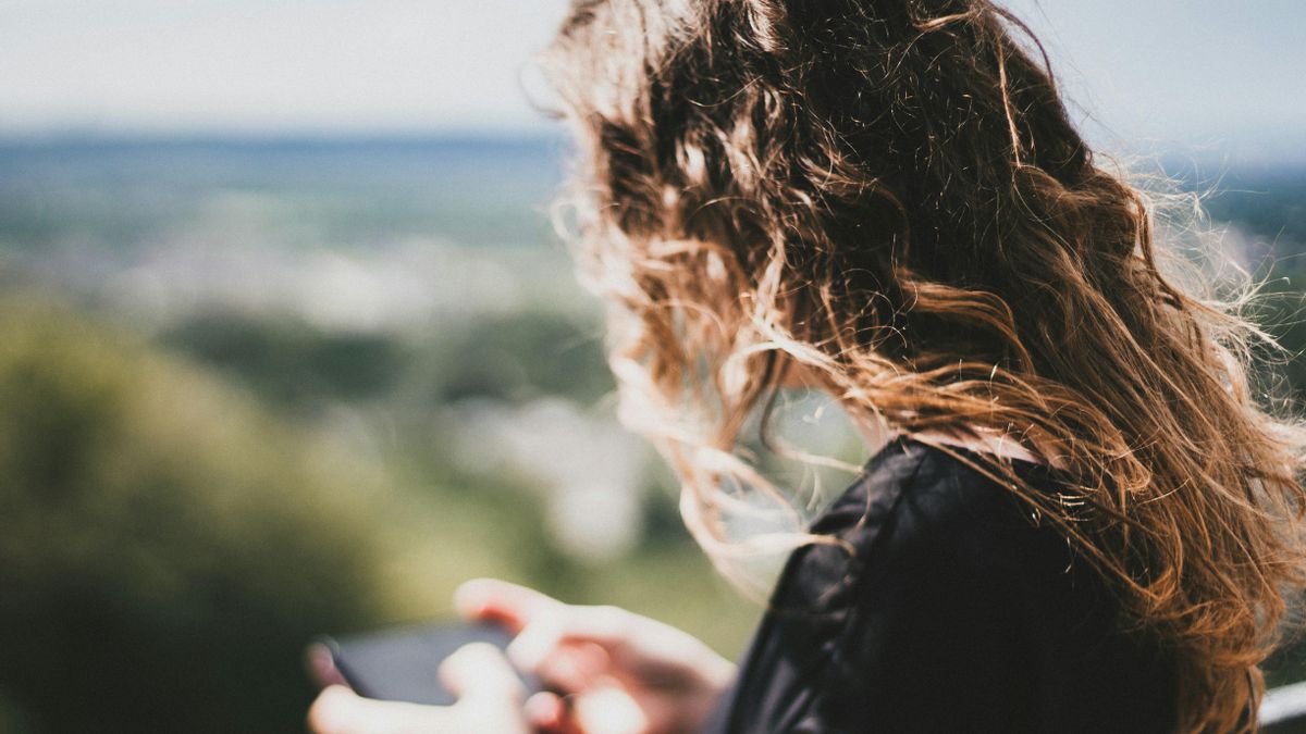 De la extorsión a las apuestas: un psicólogo explica por qué el TDAH multiplica los peligros digitales en la adolescencia Un estudio reciente revela que el 25,8 de los menores con este trastorno hace un uso problemático de la red
Cómo responder a un niño que miente, según un psicólogo: No es lo mismo mentir por miedo que por vergüenza
Los adolescentes con Trastorno por Déficit de Atención e Hiperactividad (TDAH) presentan tasas de uso problemático de Internet significativamente más altas, de un 25,8, que sus iguales que no padecen el trastorno, que se sitúan en el 18. Así lo publica un estudio en la revista Psicothema, que analizó a más de 4.300 jóvenes españoles y pone en cifras una realidad que muchas familias viven en casa.
No se trata de una cuestión de falta de voluntad, para un joven con TDAH, la pantalla va más allá de una herramienta de ocio o comunicación, según el estudio, es todo un entorno que interactúa con su neurodivergencia y ofrece recompensas y estímulos constantes que su cerebro tiene dificultades para gestionar.
Que el juego online, el consumo de pornografía, el contacto con extraños o la extorsión sexual afecten más a adolescentes con TDAH puede deberse a posibles déficits en las funciones ejecutivas, como problemas de control atencional, problemas de regulación conductual, problemas de regulación emocional, de memoria de trabajo, de flexibilidad cognitiva, de planificación y organización de tareas, y de procesamiento temporal, señala Antonio Labanda, psicólogo educativo y general sanitario.
Especialmente las áreas que más repercuten negativamente y, por lo tanto, más afectan a los TDAH son la flexibilidad cognitiva, que implica poder cambiar de tarea cuando una situación no es agradable o no encuentras solución, y los problemas de planificación, regulación emocional y control inhibitorio, apunta el psicólogo.
Esta falta de equilibrio puede ser problemática sumada a los mecanismos de refuerzo que utilizan las plataformas digitales: Los juegos dan refuerzo positivo al jugador, por ejemplo, premios, que hacen que pueda dejar la tarea. Si ya de por sí resulta difícil desengancharse de un tipo de tecnología que ofrece premios infinitos, el problema se agranda en el caso de aquellos que necesitan estímulos externos para regularse.
Pero la investigación recogida en Psicothema no solo alerta sobre el tiempo de conexión, sino sobre el tipo de conductas online. Los menores con TDAH muestran mayor implicación en prácticas ya mencionadas como el consumo de pornografía, la sextorsión o los juegos de azar.
El estudio también presenta matices por sexos, lo que sugiere que la atención, por parte de los padres o de profesionales en caso de que fuera necesario, debe considerar las particularidades de cada joven. El riesgo, comenta el psicólogo, está en que la tecnología se convierta en el centro de gravedad del adolescente: Cuando tú ya no dominas cualquier tarea, sino que la tarea te domina a ti, estamos ya en una adicción.
Ante esta situación, la tendencia de muchas familias es apoyarse en la prohibición o el castigo, una estrategia que suele ser ineficaz con adolescentes. Labanda propone apostar por un modelo que denomina TER: de tolerancia, empatía y respeto.
Para el psicólogo no se trata de apagar el router sino de construir un contexto autorregulador en el hogar, lo que incluye dar ejemplo con el propio uso de la tecnología o fomentar hábitos saludables como el deporte o las comidas sin pantallas.
Una comunicación clara, asertiva y respetuosa es fundamental. Por ejemplo, aprender a expresar desacuerdo sin juzgar o imponer el punto de vista propio es un camino que conduce a la resolución de conflictos, subraya Labanda.