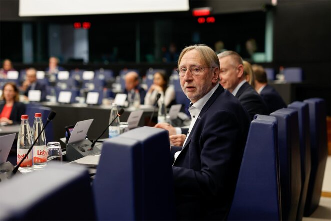 Accord entre lUE et les États-Unis: le négociateur du Parlement est aussi un ami du secteur automobile Les eurodéputés voteront définitivement, mardi 16 juin, sur la partie tarifaire du deal passé entre la présidente de la Commission européenne, Ursula von der Leyen, et le président états-unien, Donald Trump. La version finale du texte doit beaucoup à Bernd Lange, social-démocrate allemand féru de libre-échange.